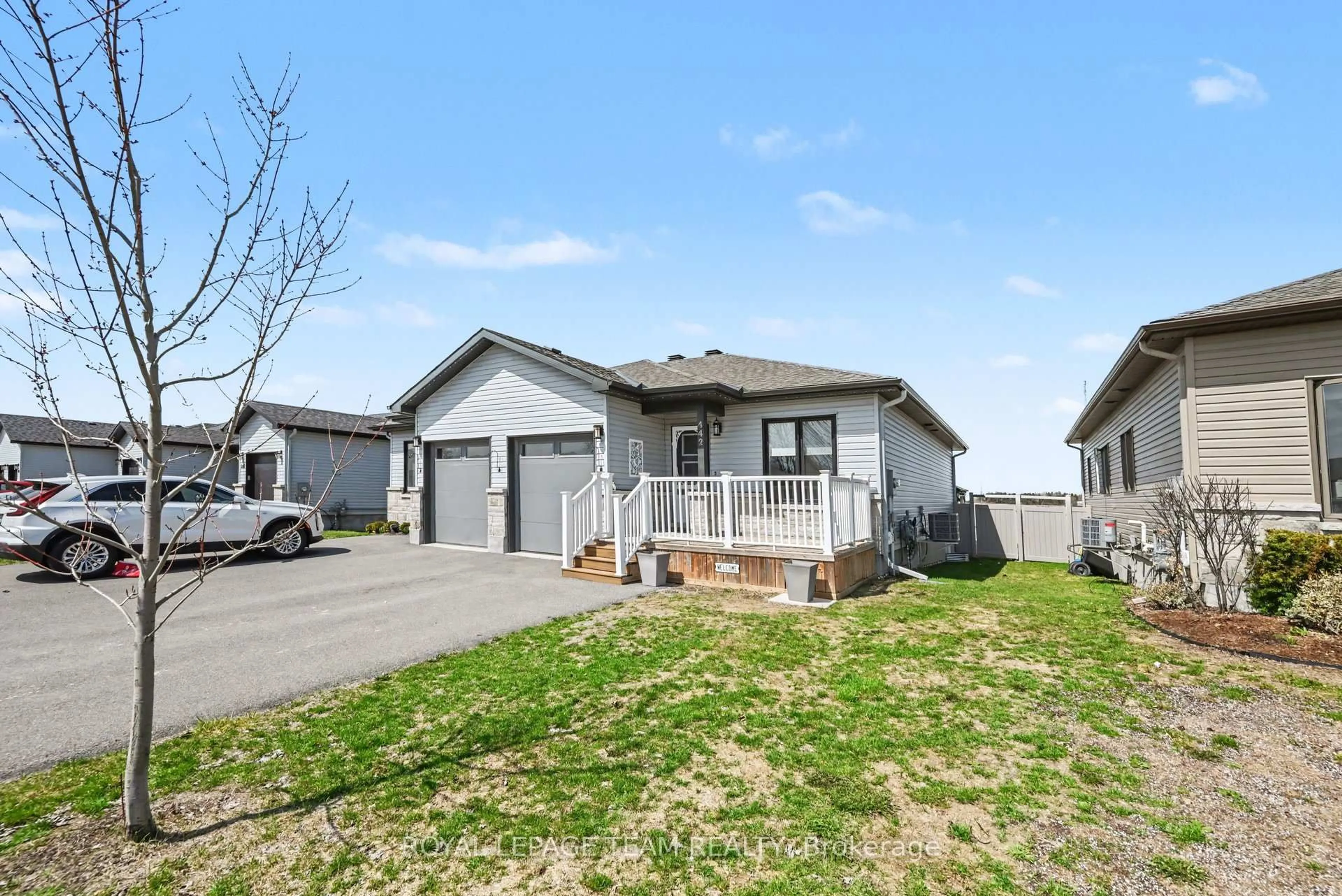Home with vinyl exterior material, street for 442 Arora Cres, North Dundas Ontario K0C 2K0