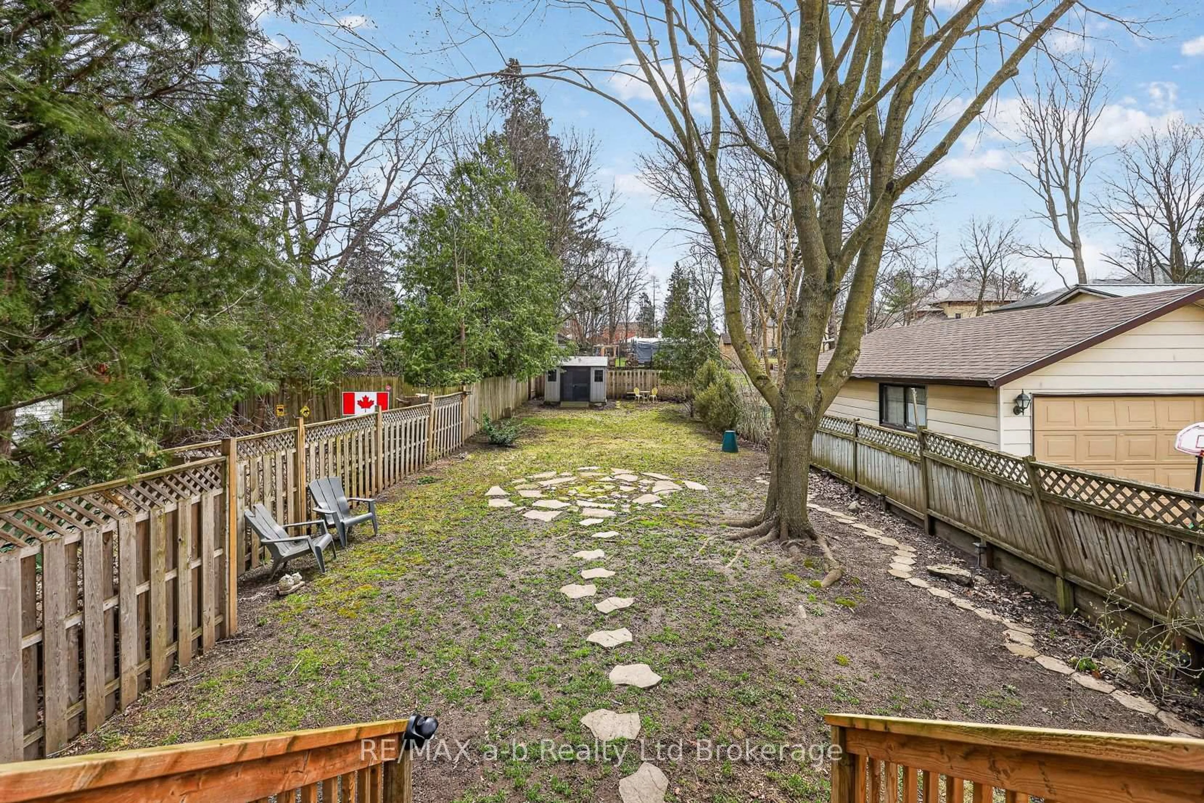 A pic from outside/outdoor area/front of a property/back of a property/a pic from drone, street for 292 Buller St, Woodstock Ontario N4S 4M5