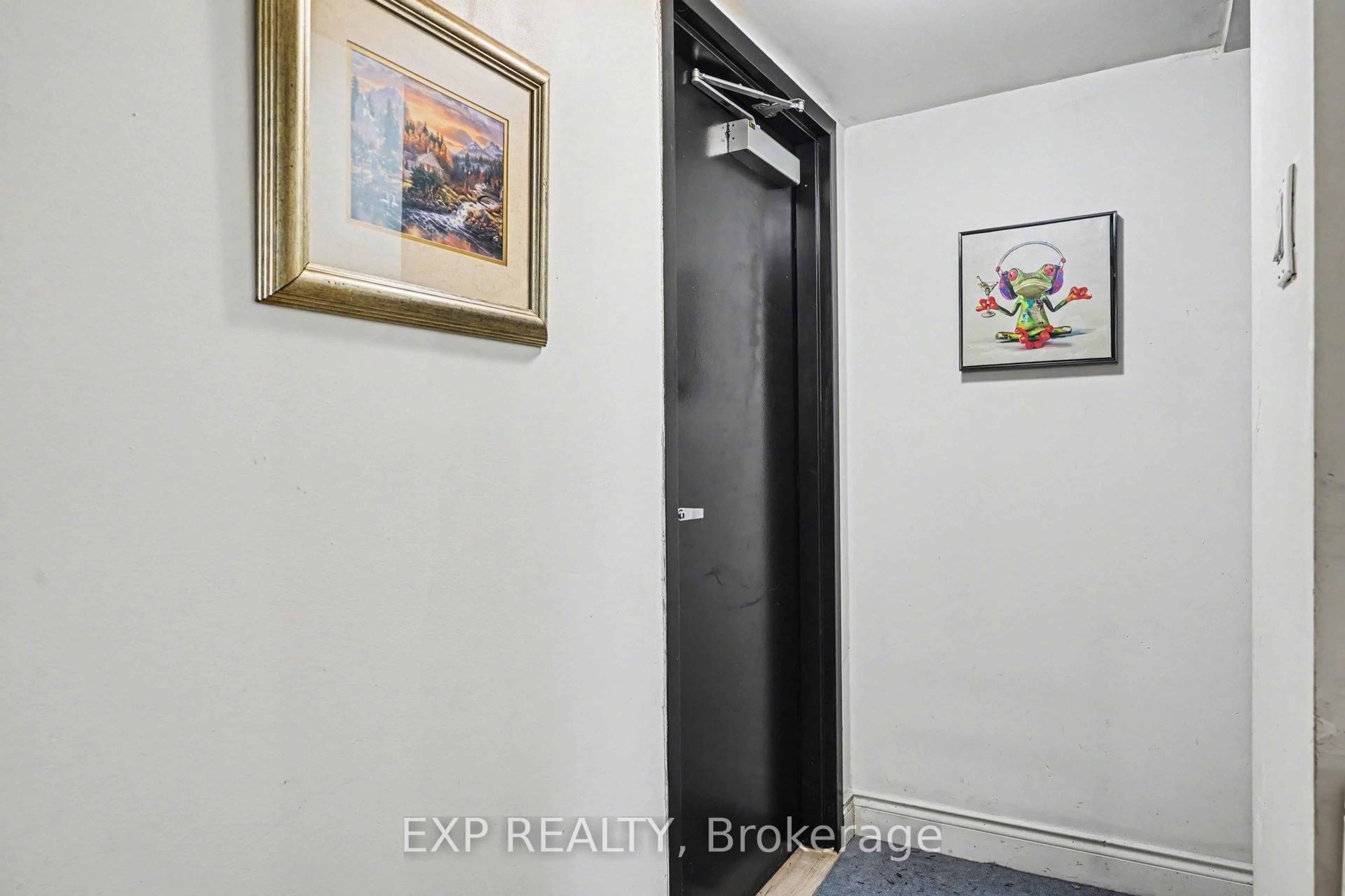 Indoor entryway for 56 Glamorgan Dr, Ottawa Ontario K2L 1R4