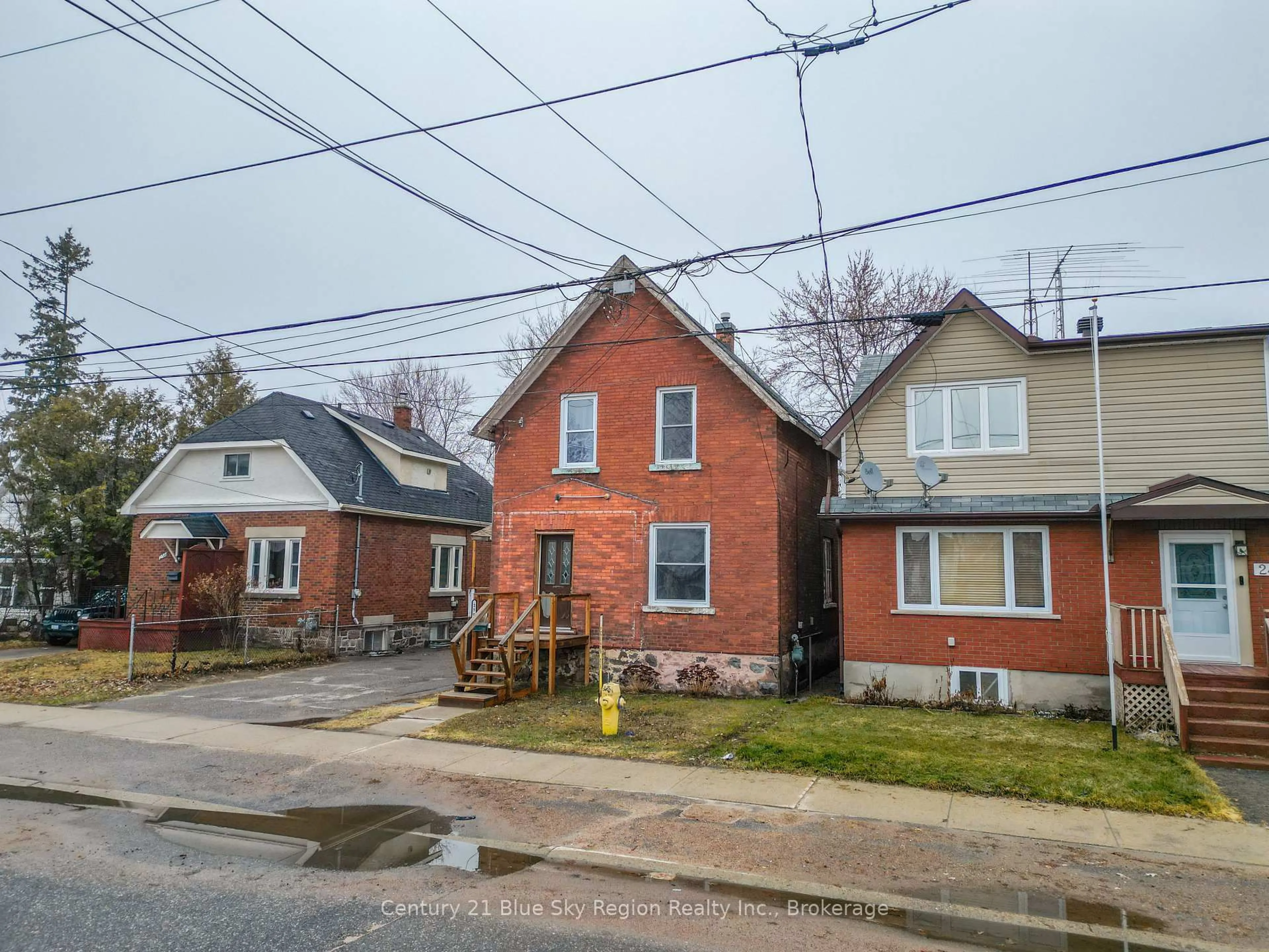 A pic from outside/outdoor area/front of a property/back of a property/a pic from drone, street for 250 Fifth Ave, North Bay Ontario P1B 3N6