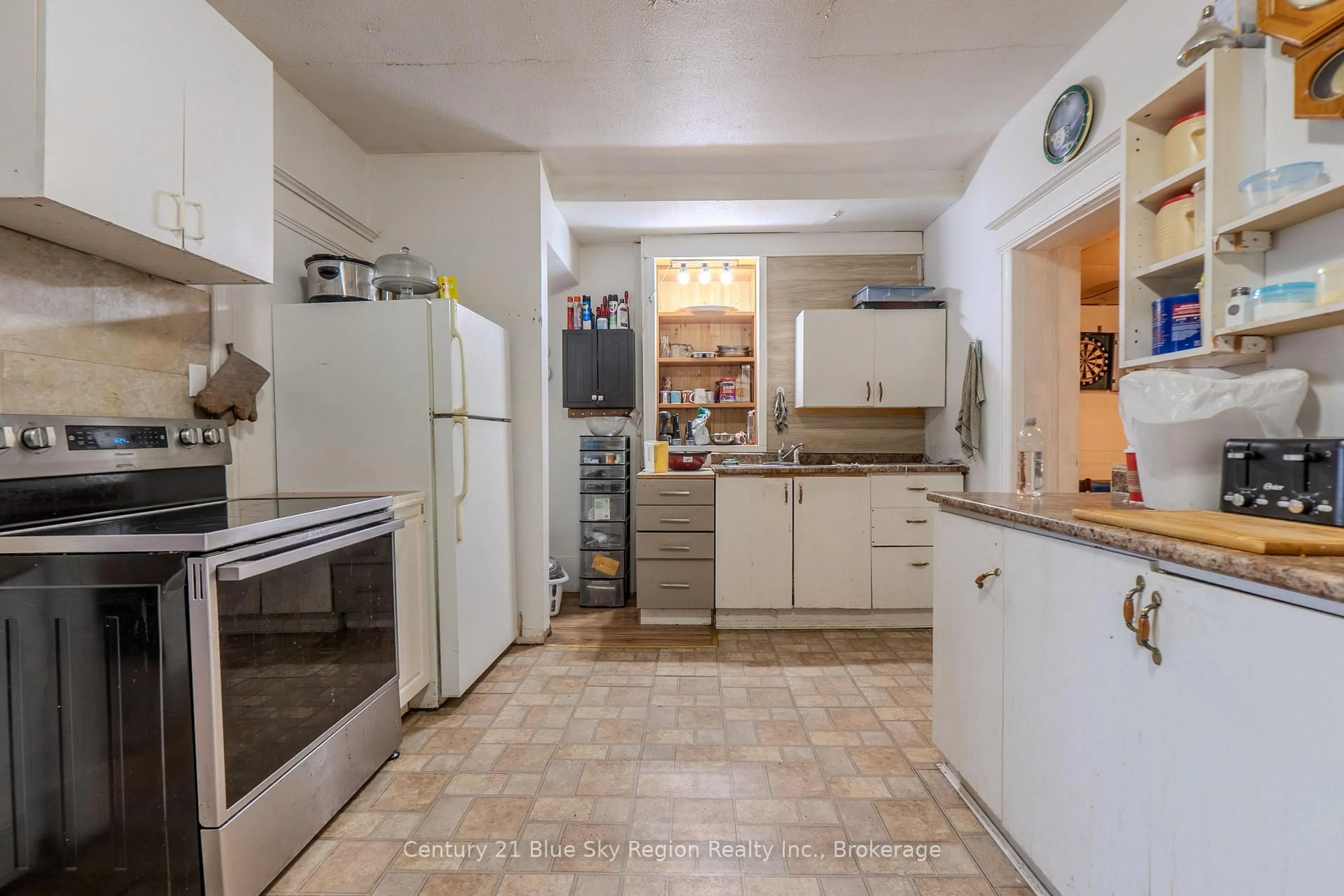 Standard kitchen, ceramic/tile floor for 250 Fifth Ave, North Bay Ontario P1B 3N6