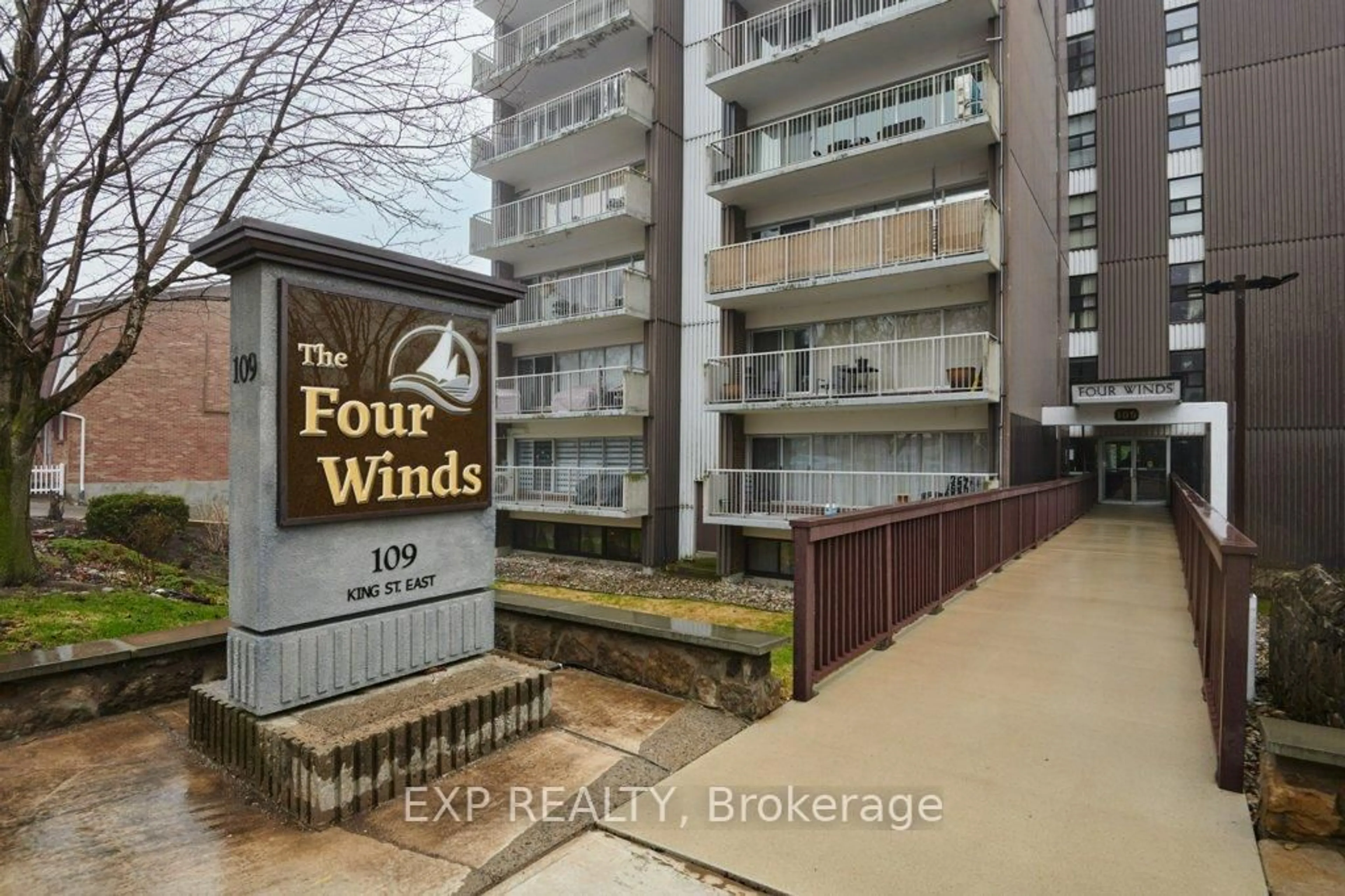 Indoor foyer for 109 King St #304, Brockville Ontario K6V 1B8