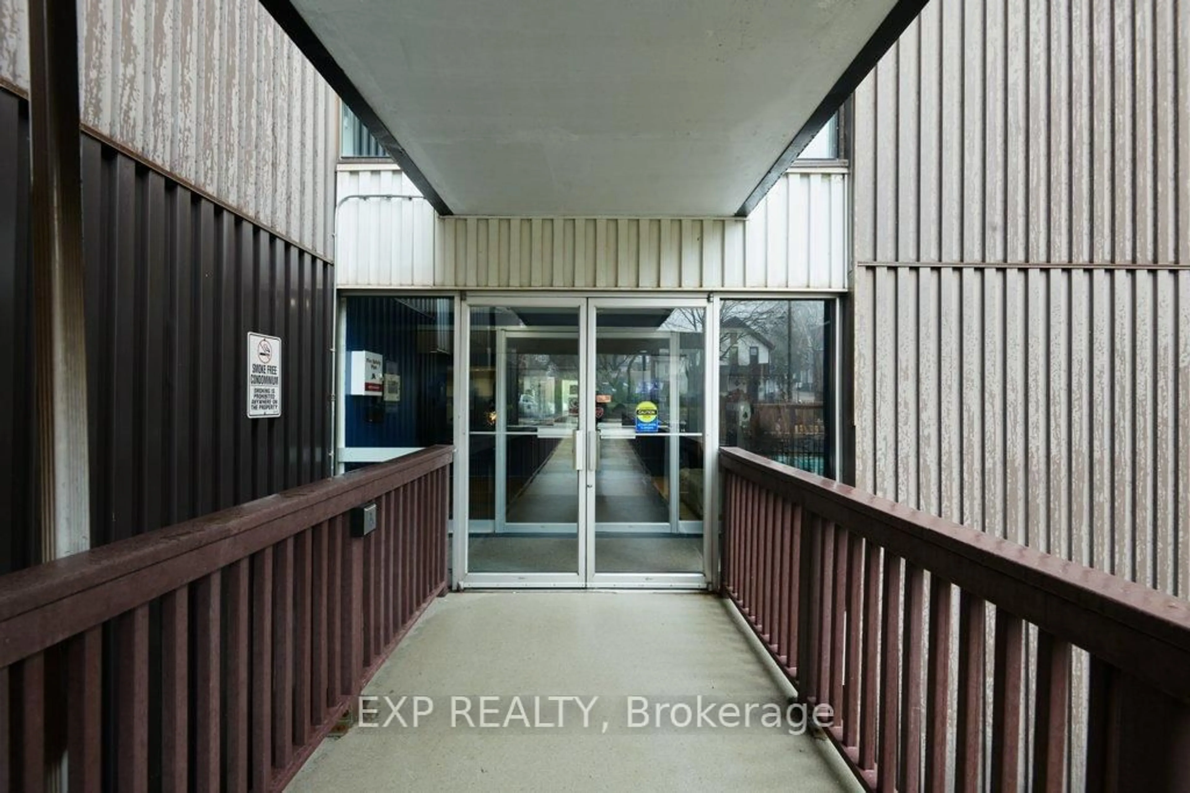 Indoor foyer for 109 King St #304, Brockville Ontario K6V 1B8