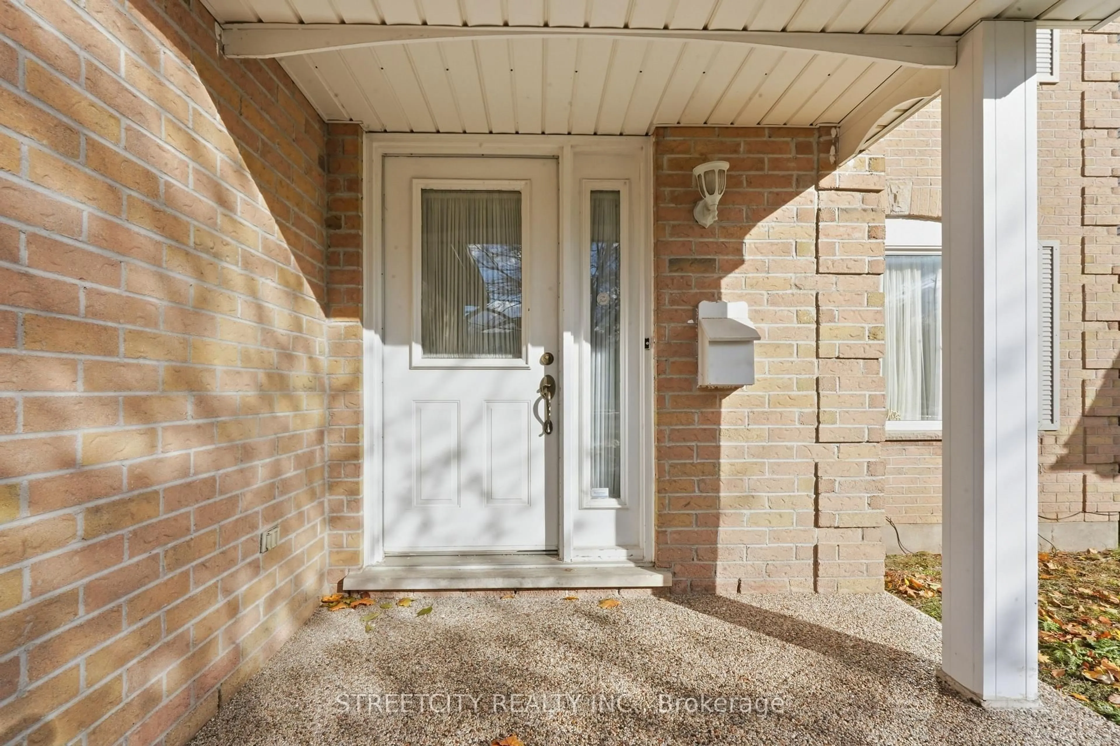 Indoor entryway for 713 Guildwood Blvd, London North Ontario N6H 5G2