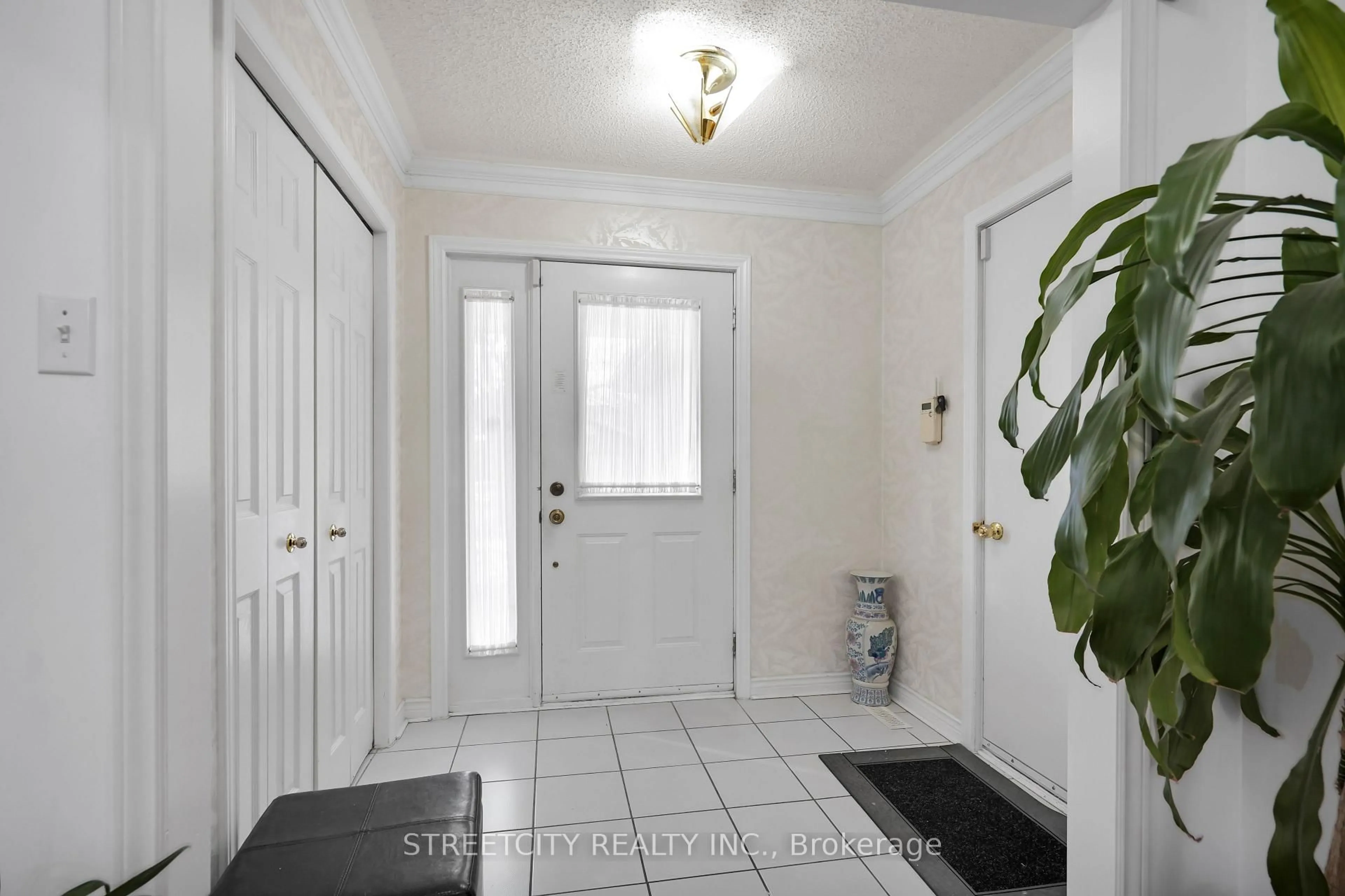 Indoor entryway for 713 Guildwood Blvd, London North Ontario N6H 5G2