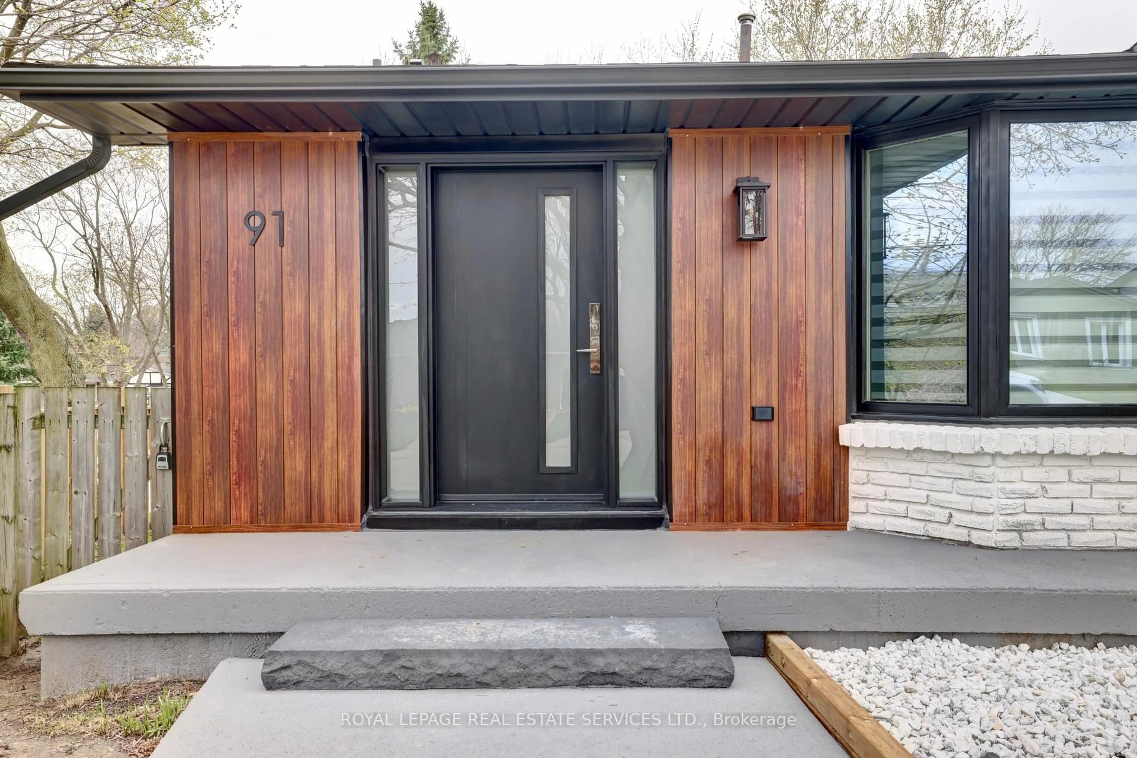 Indoor entryway for 91 Forestgate Dr, Hamilton Ontario L9C 6A4