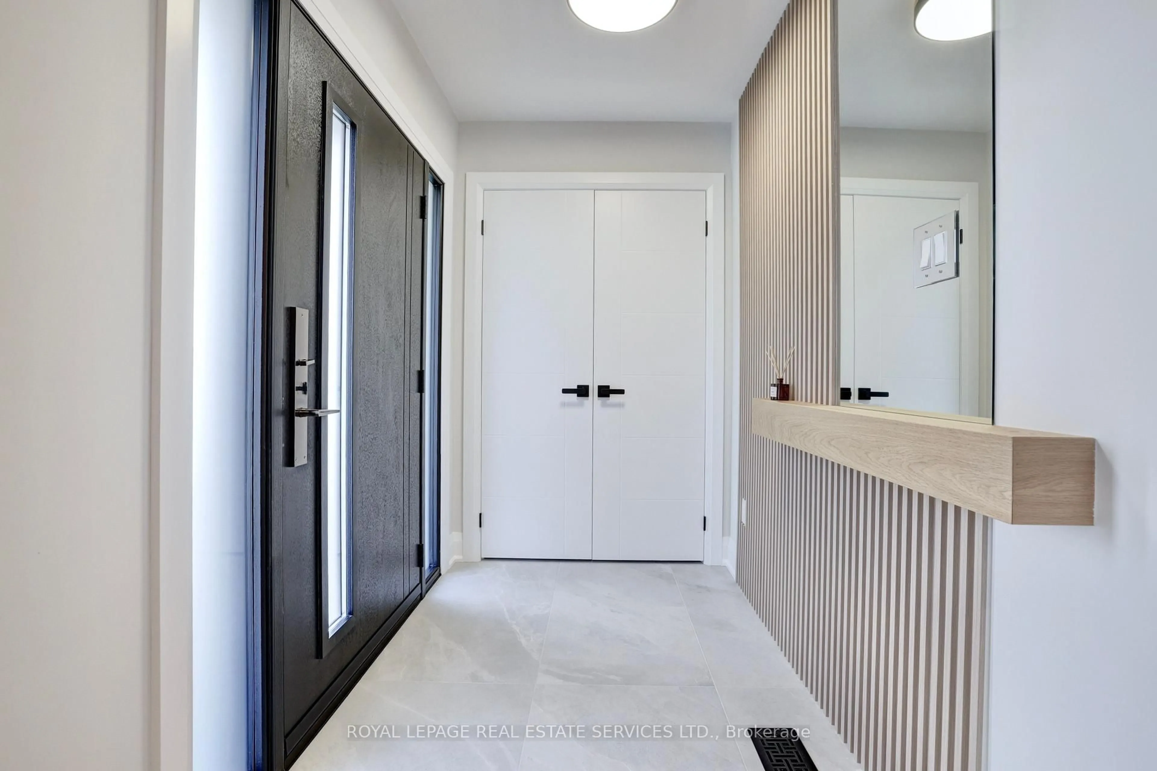 Indoor entryway for 91 Forestgate Dr, Hamilton Ontario L9C 6A4