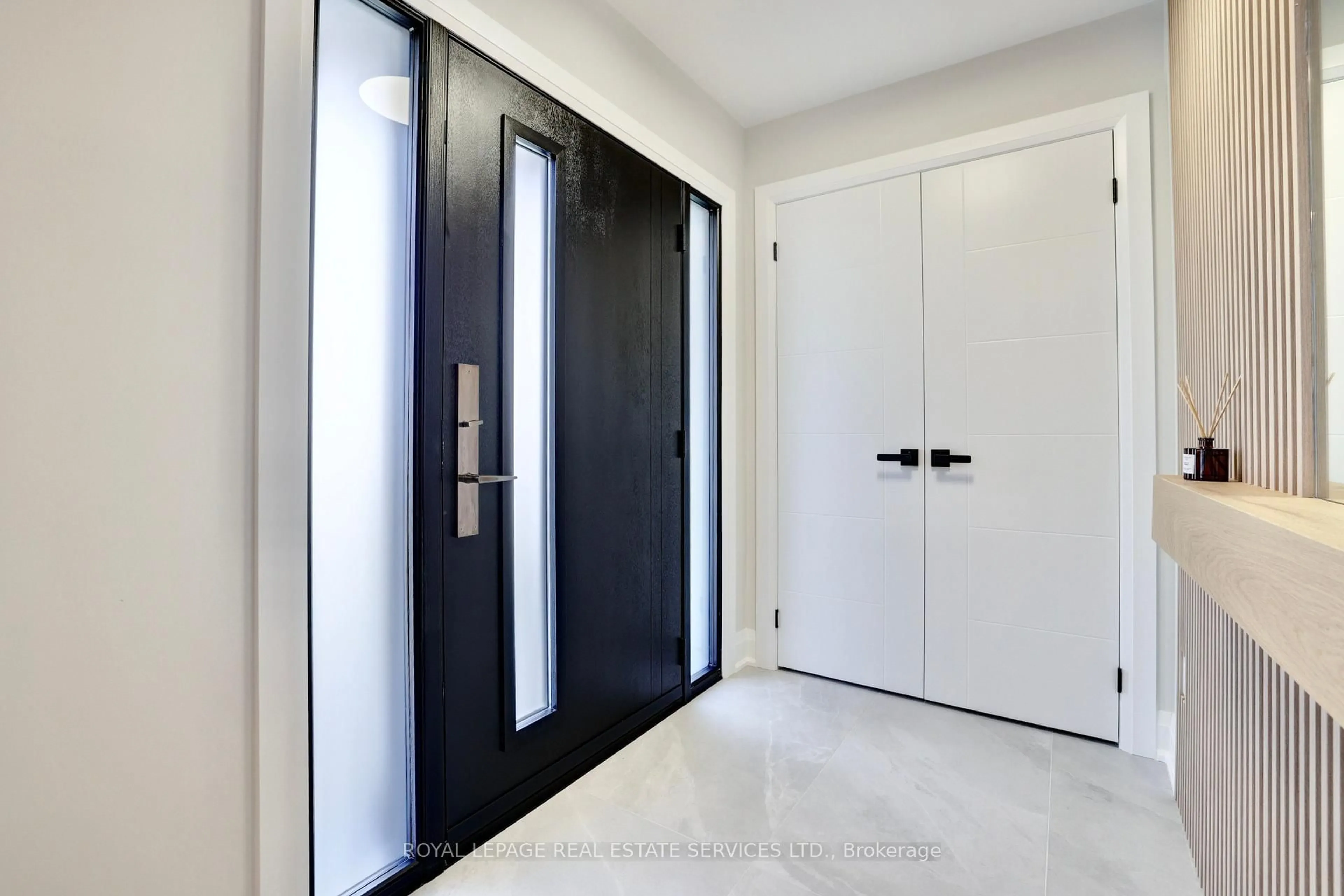 Indoor entryway for 91 Forestgate Dr, Hamilton Ontario L9C 6A4