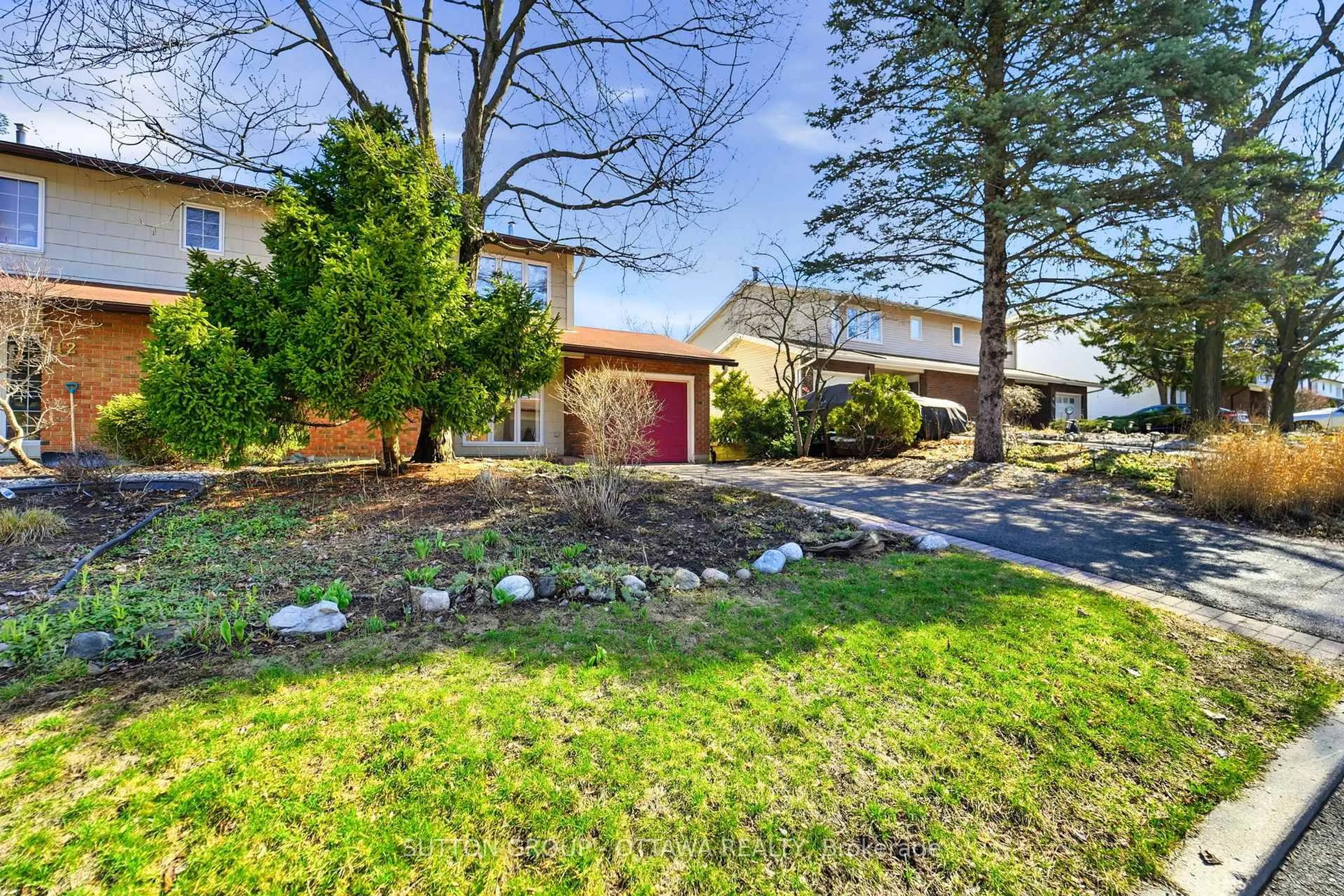 A pic from outside/outdoor area/front of a property/back of a property/a pic from drone, street for 110 Pigeon Terr, Ottawa Ontario K1V 9H7