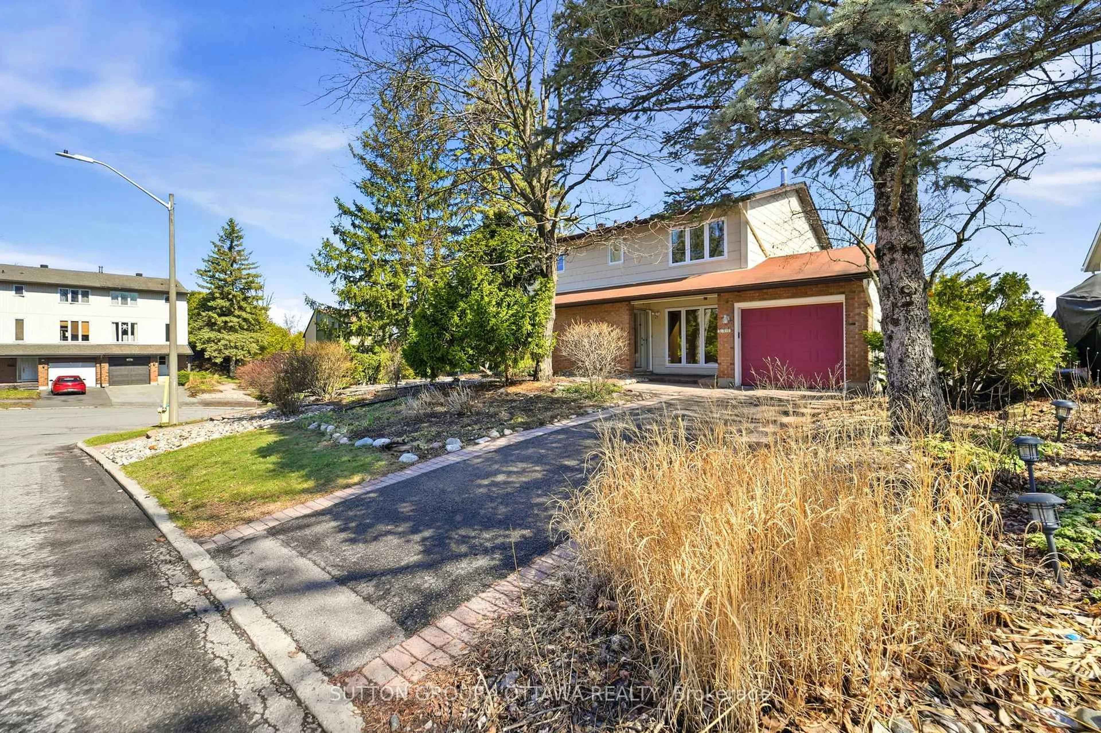 A pic from outside/outdoor area/front of a property/back of a property/a pic from drone, street for 110 Pigeon Terr, Ottawa Ontario K1V 9H7