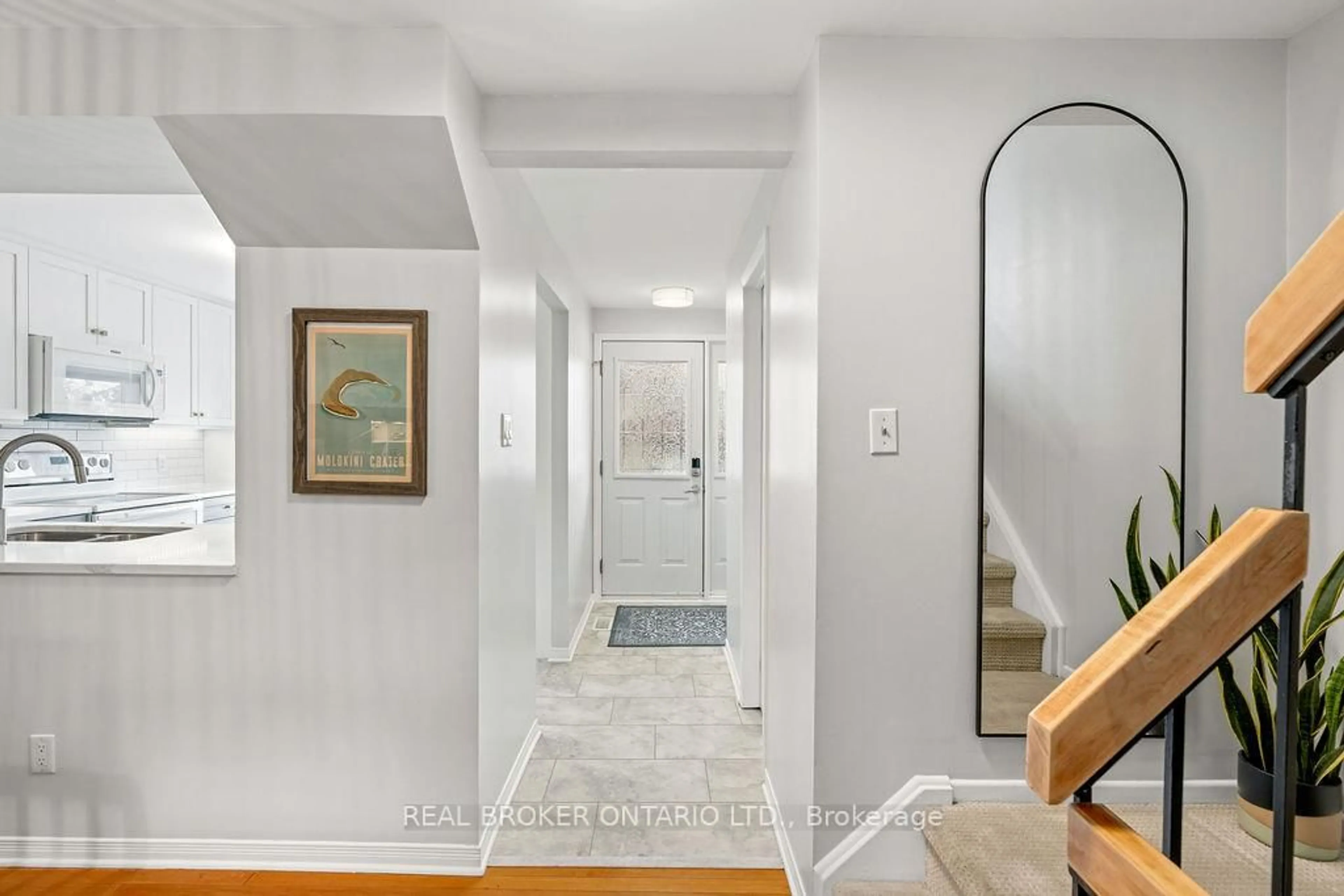 Indoor entryway for 1095 Avignon Crt, Ottawa Ontario K1C 2M2