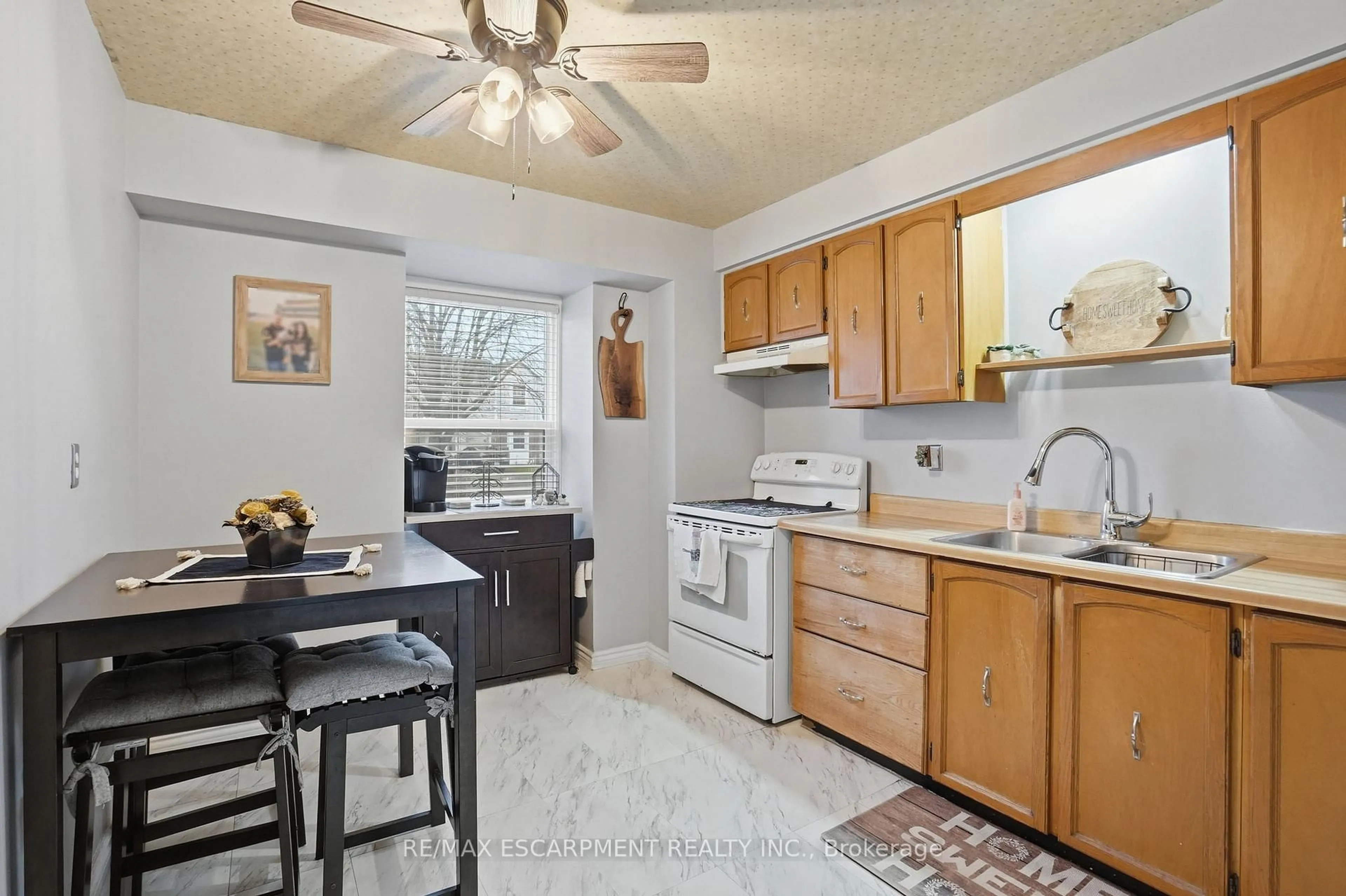 Open concept kitchen, ceramic/tile floor for 16 Enfield Cres, Brantford Ontario N3P 1B2