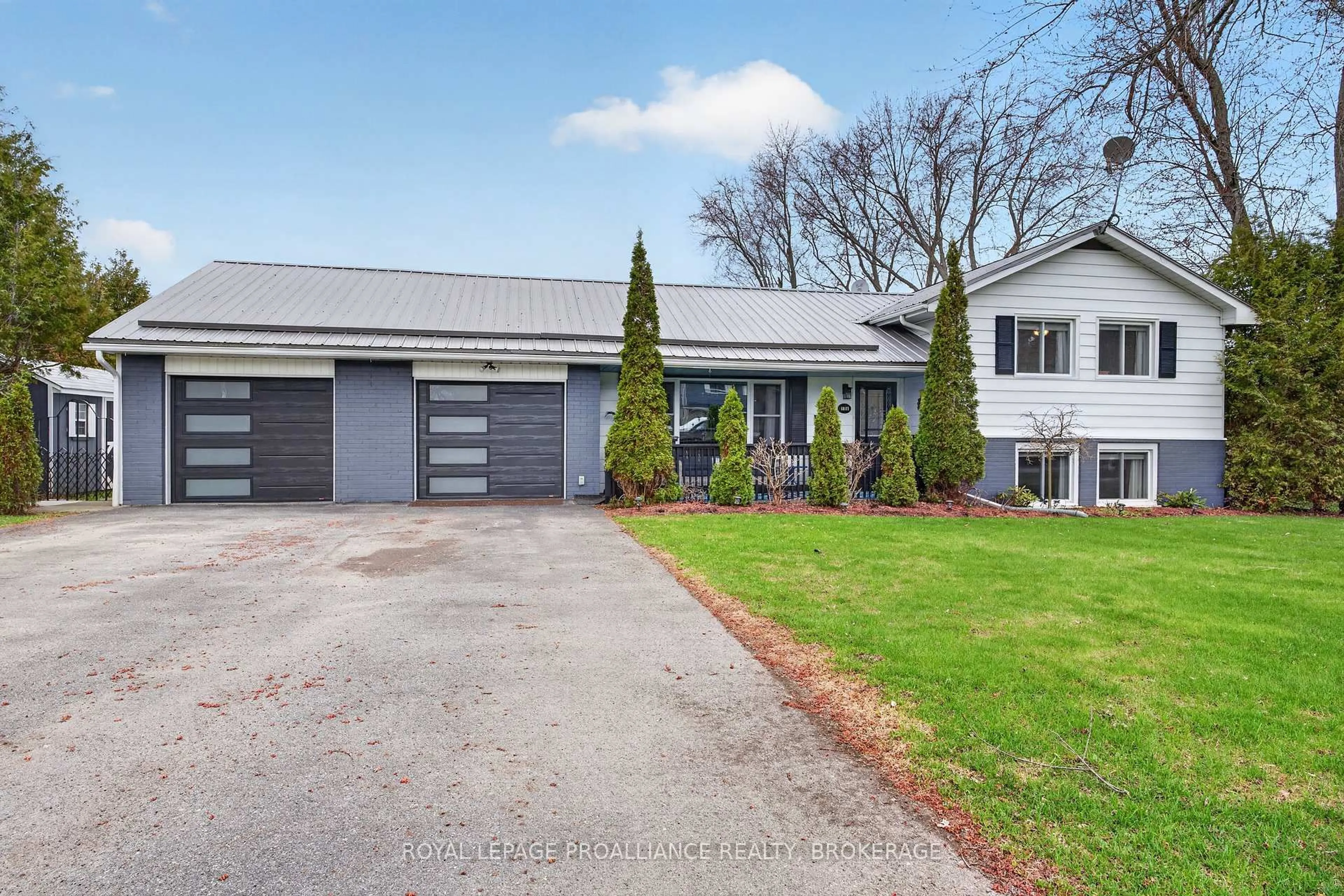 A pic from outside/outdoor area/front of a property/back of a property/a pic from drone, street for 104 Park Dr, Bath Ontario K0H 1G0