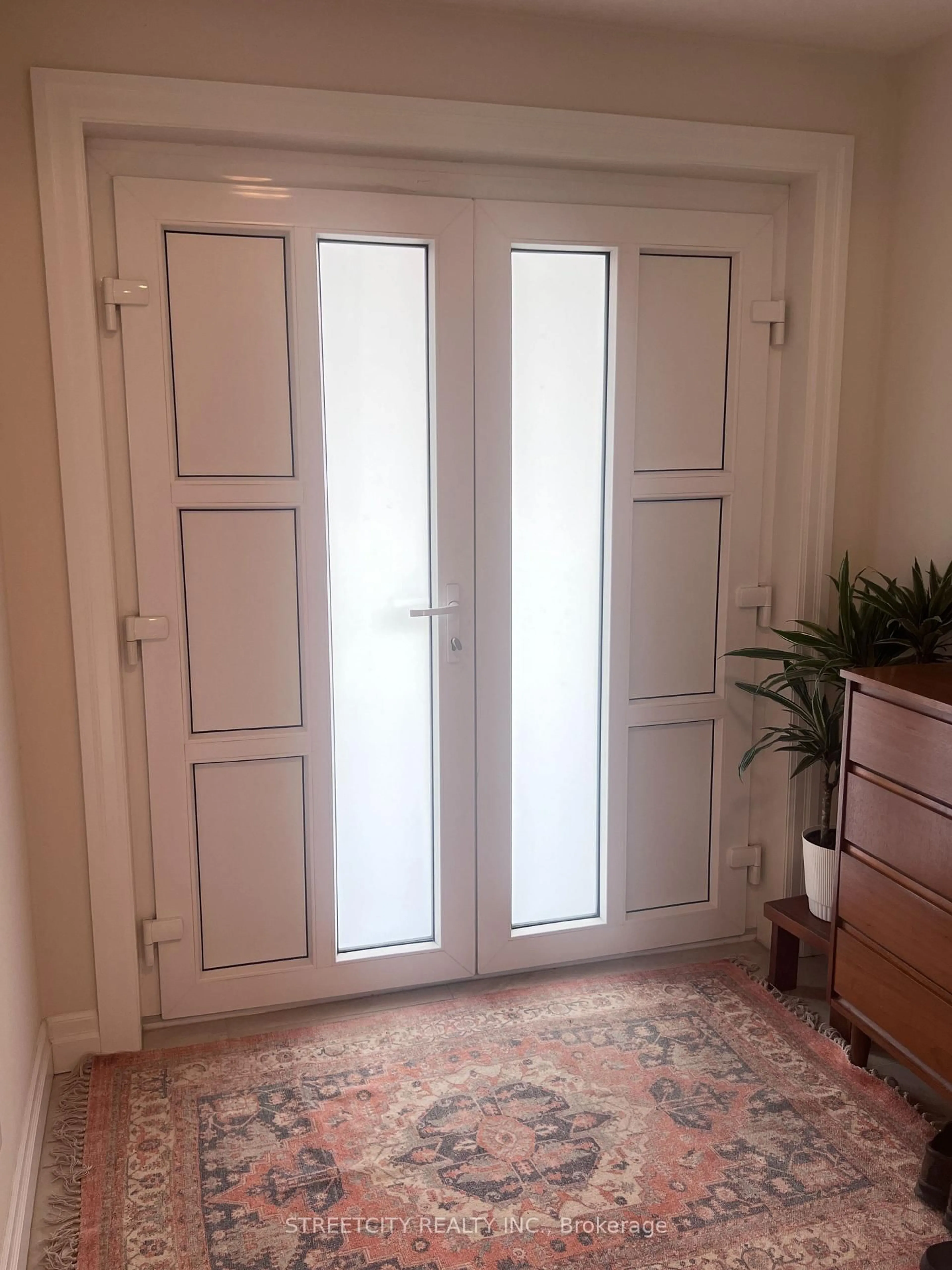 Indoor entryway for 878 Zaifman Circ, London North Ontario N5X 0M9