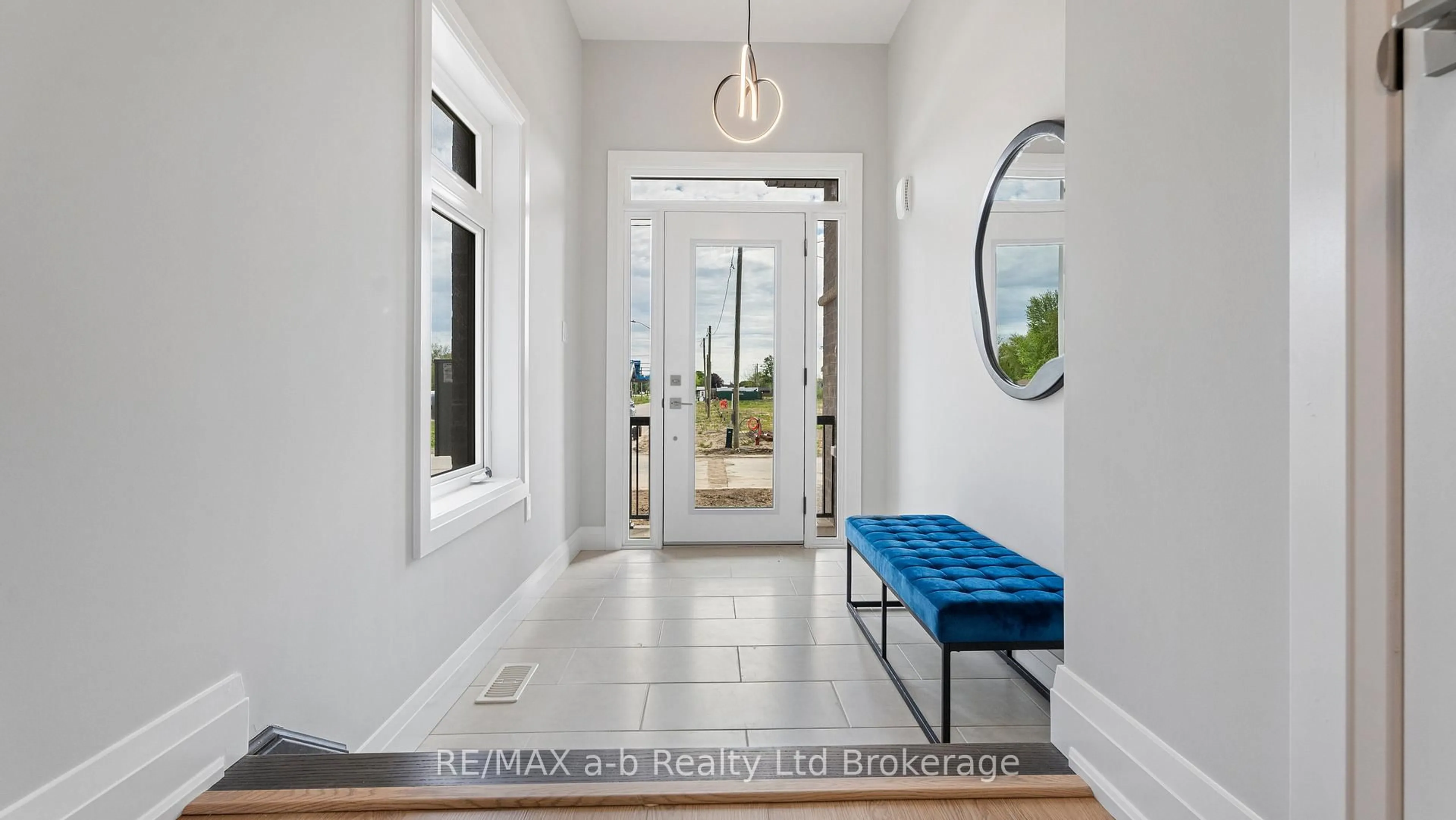 Indoor entryway for 82 CAYLEY St, Norwich Ontario N0J 1P0