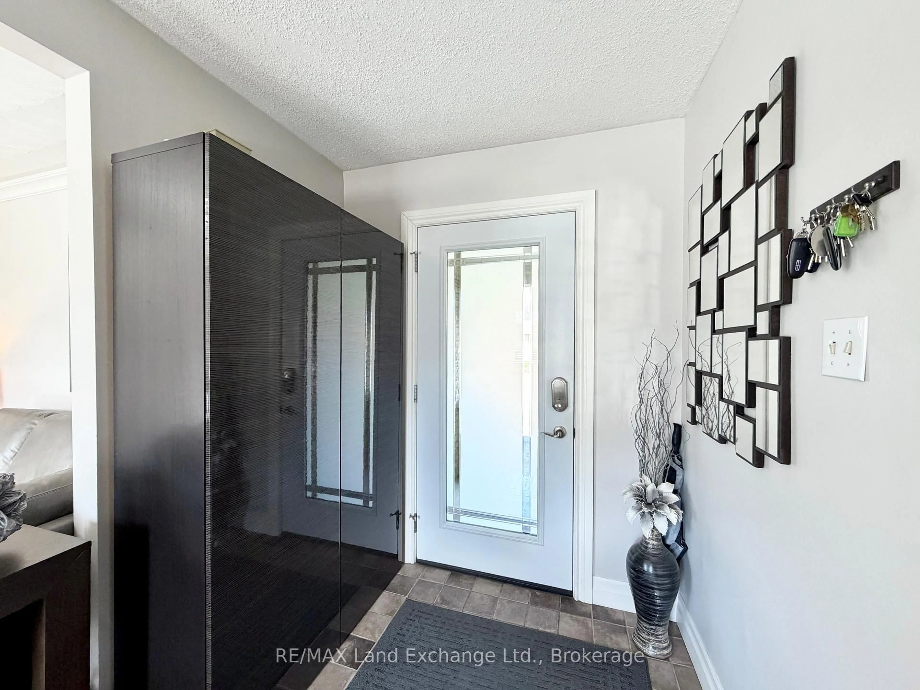 Indoor entryway for 712 Louis St, Saugeen Shores Ontario N0H 2C4