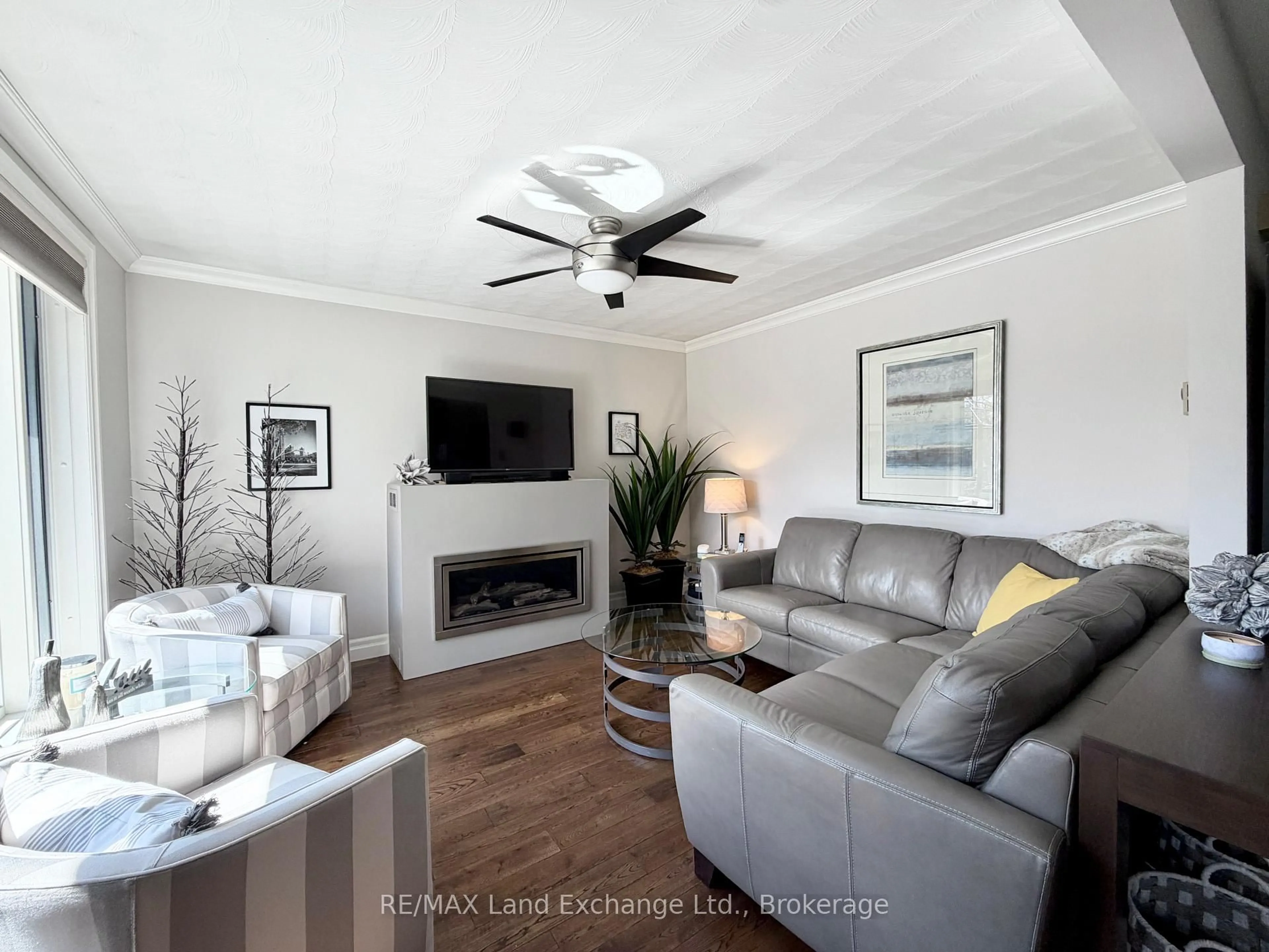 Living room with furniture, unknown for 712 Louis St, Saugeen Shores Ontario N0H 2C4