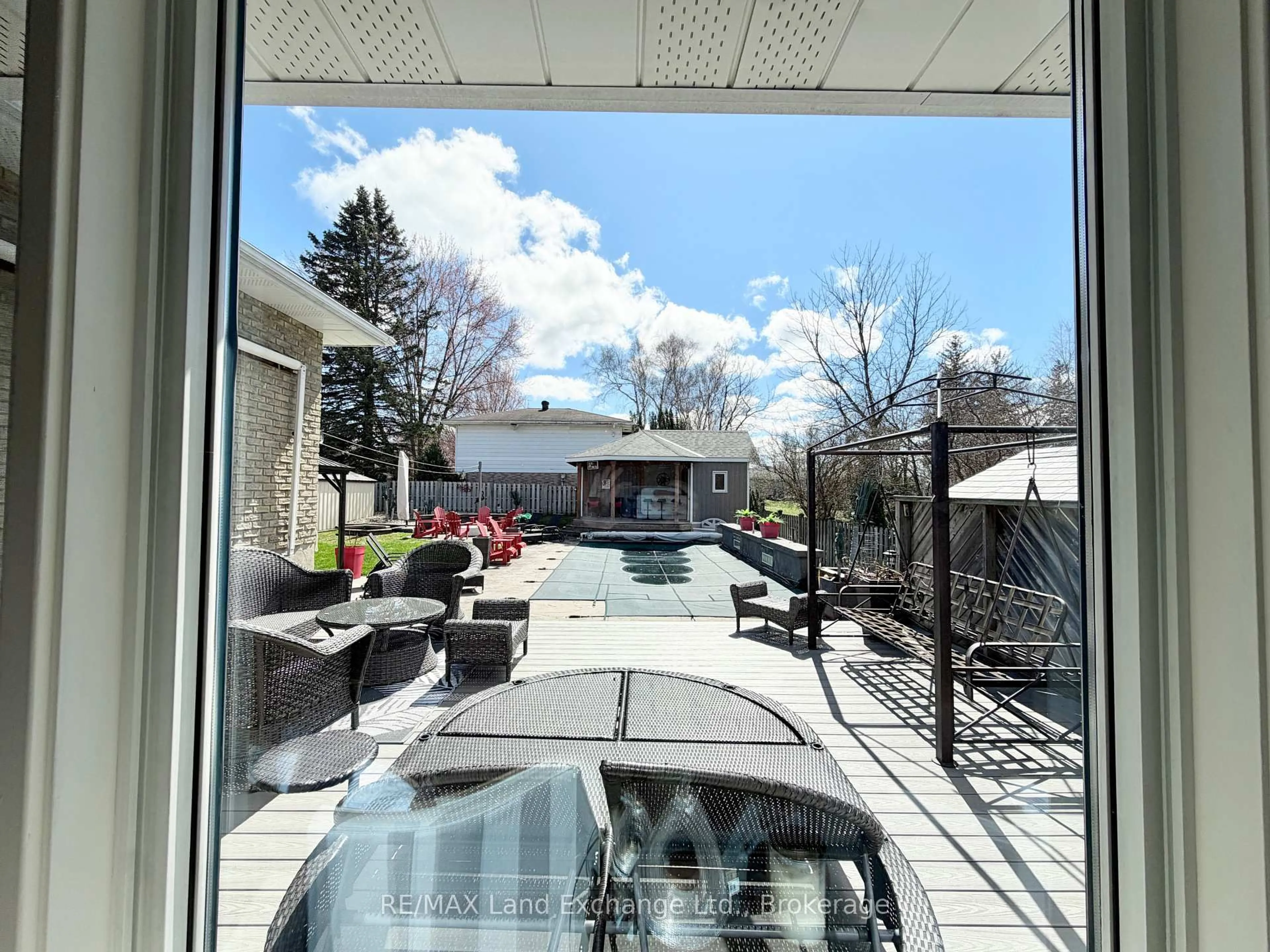 Patio, street for 712 Louis St, Saugeen Shores Ontario N0H 2C4