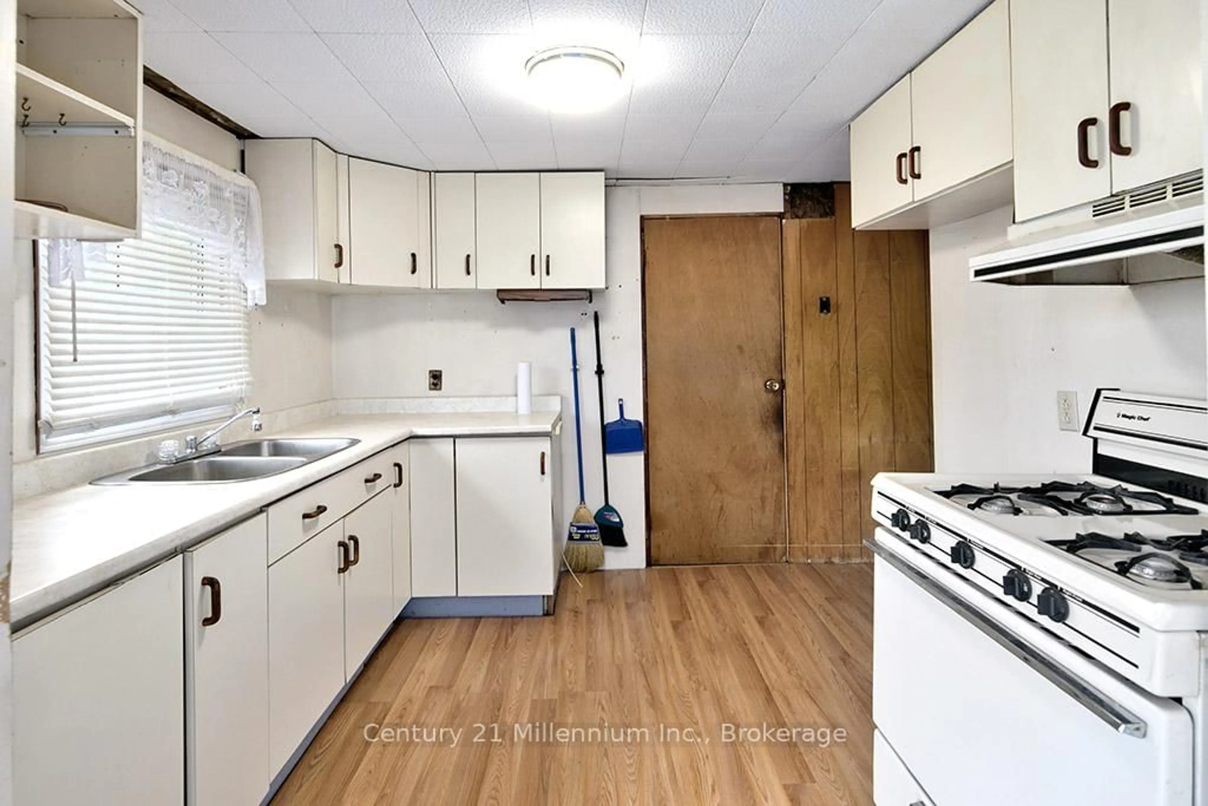 Standard kitchen, unknown for 417047 Tenth Line, Blue Mountains Ontario N0H 1J0