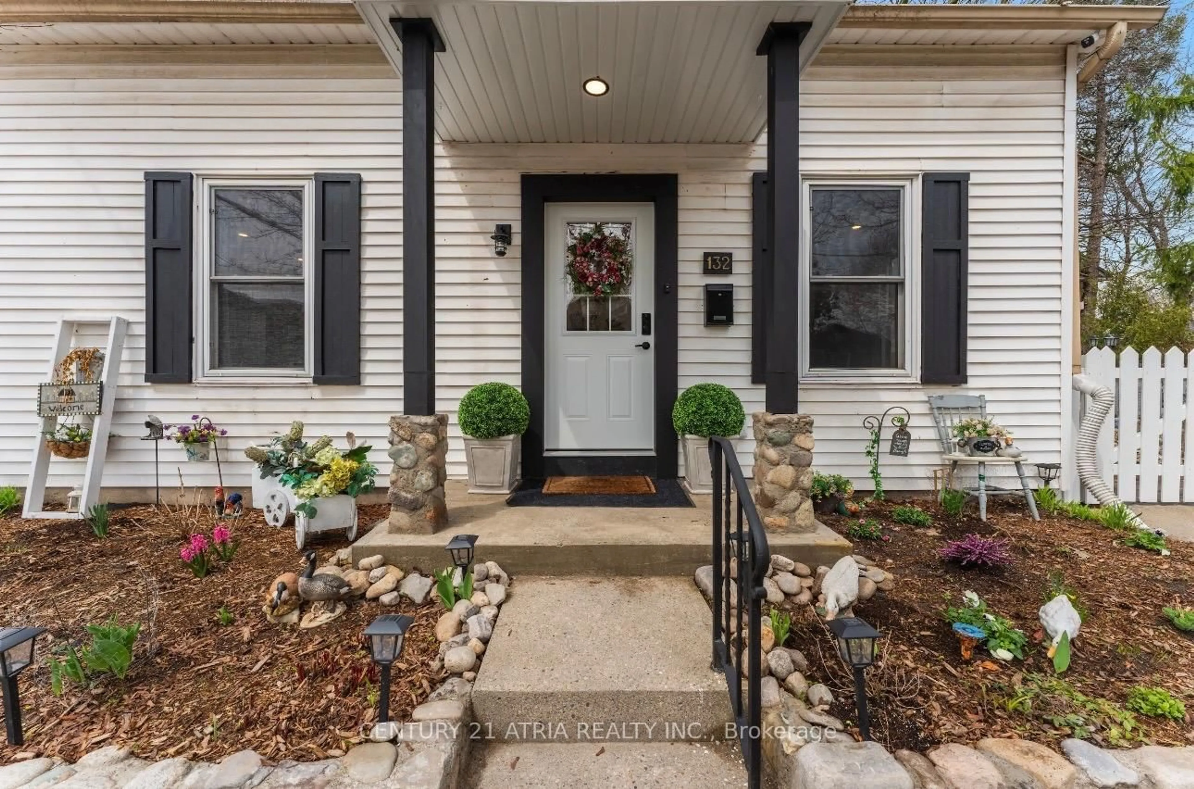 Indoor entryway for 132 Waterloo St, Cambridge Ontario N3H 1M8