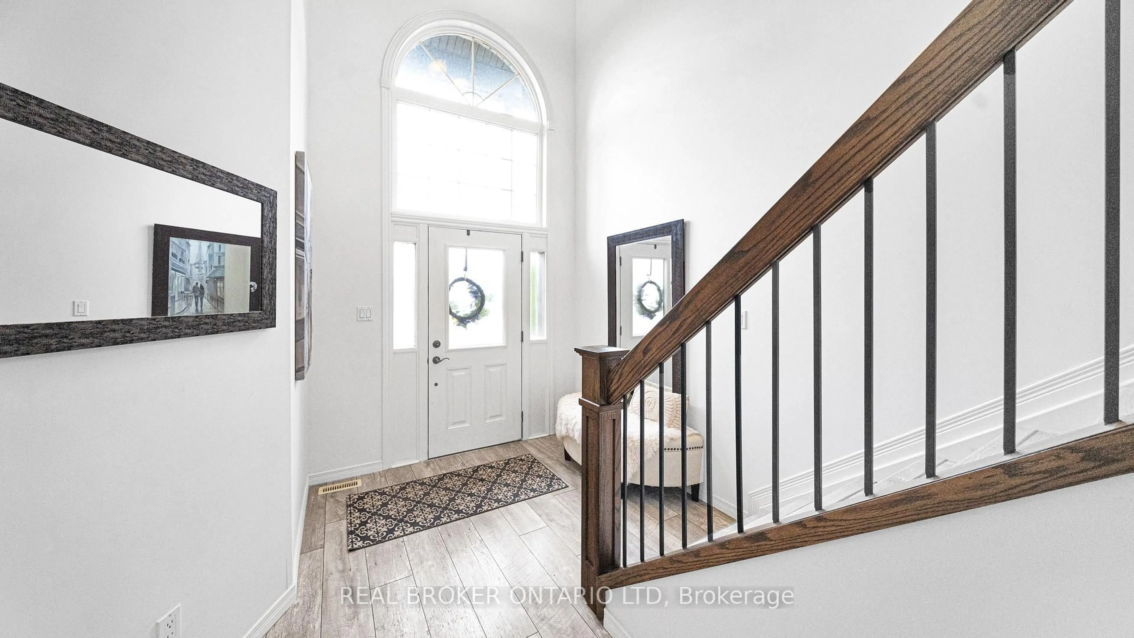 Indoor entryway for 949 Blythwood Rd, London North Ontario N6H 5W1