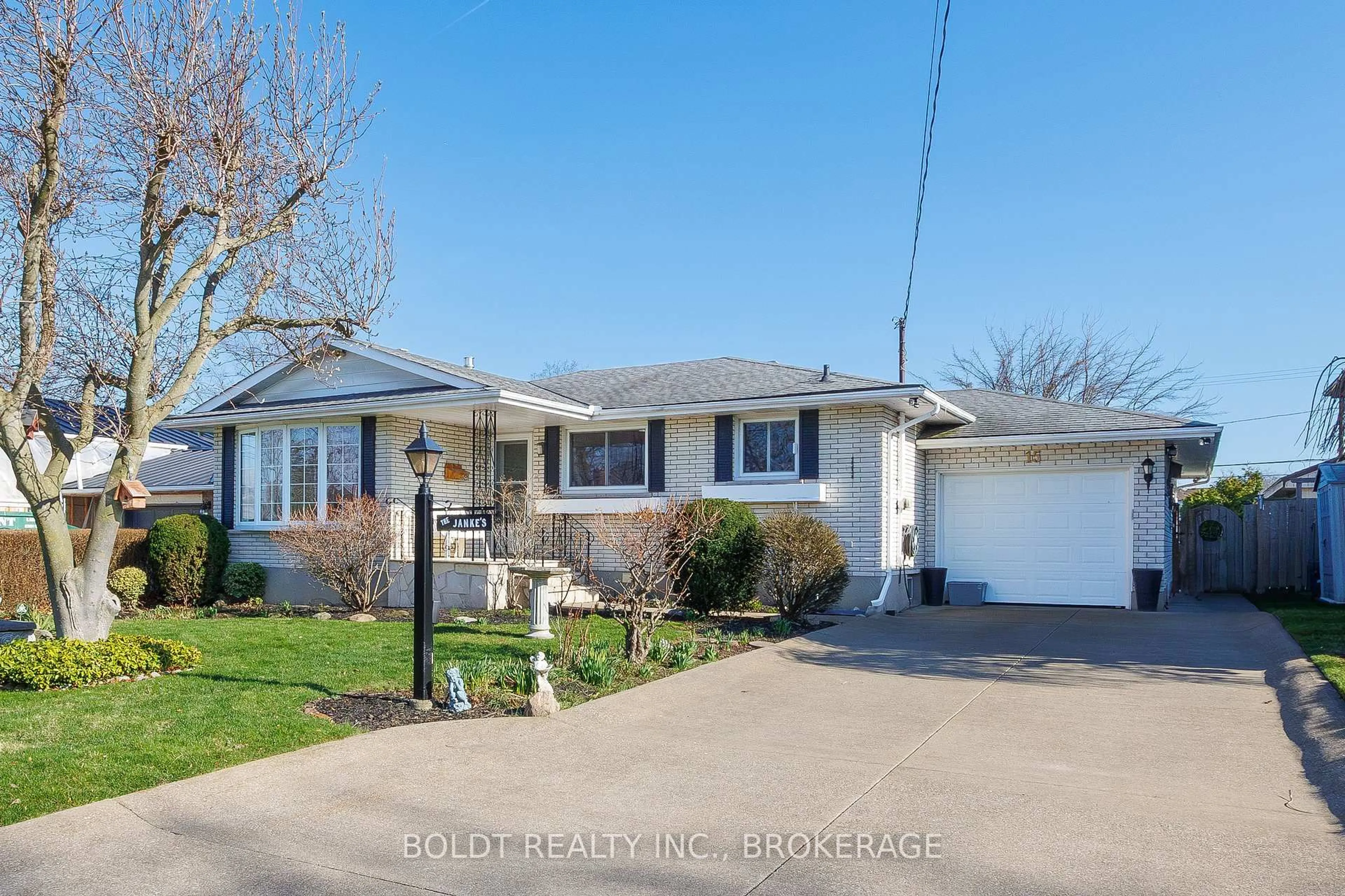 Home with vinyl exterior material, street for 15 Nottingham Crt, St. Catharines Ontario L2M 1L6