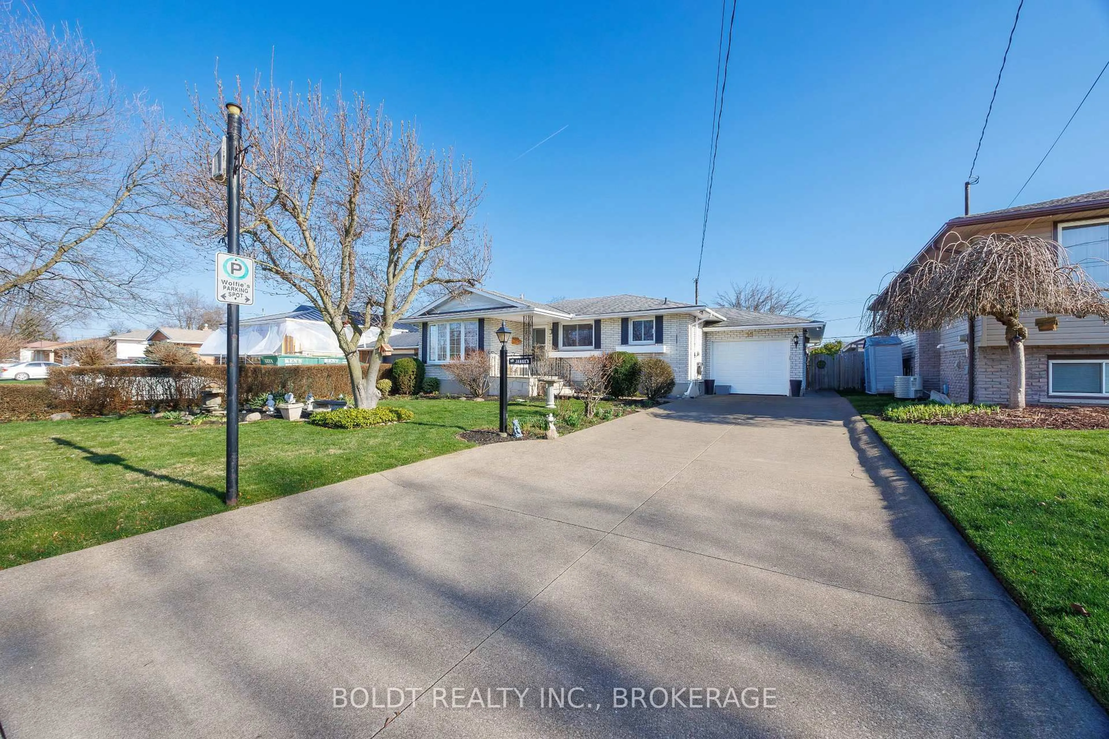 A pic from outside/outdoor area/front of a property/back of a property/a pic from drone, street for 15 Nottingham Crt, St. Catharines Ontario L2M 1L6
