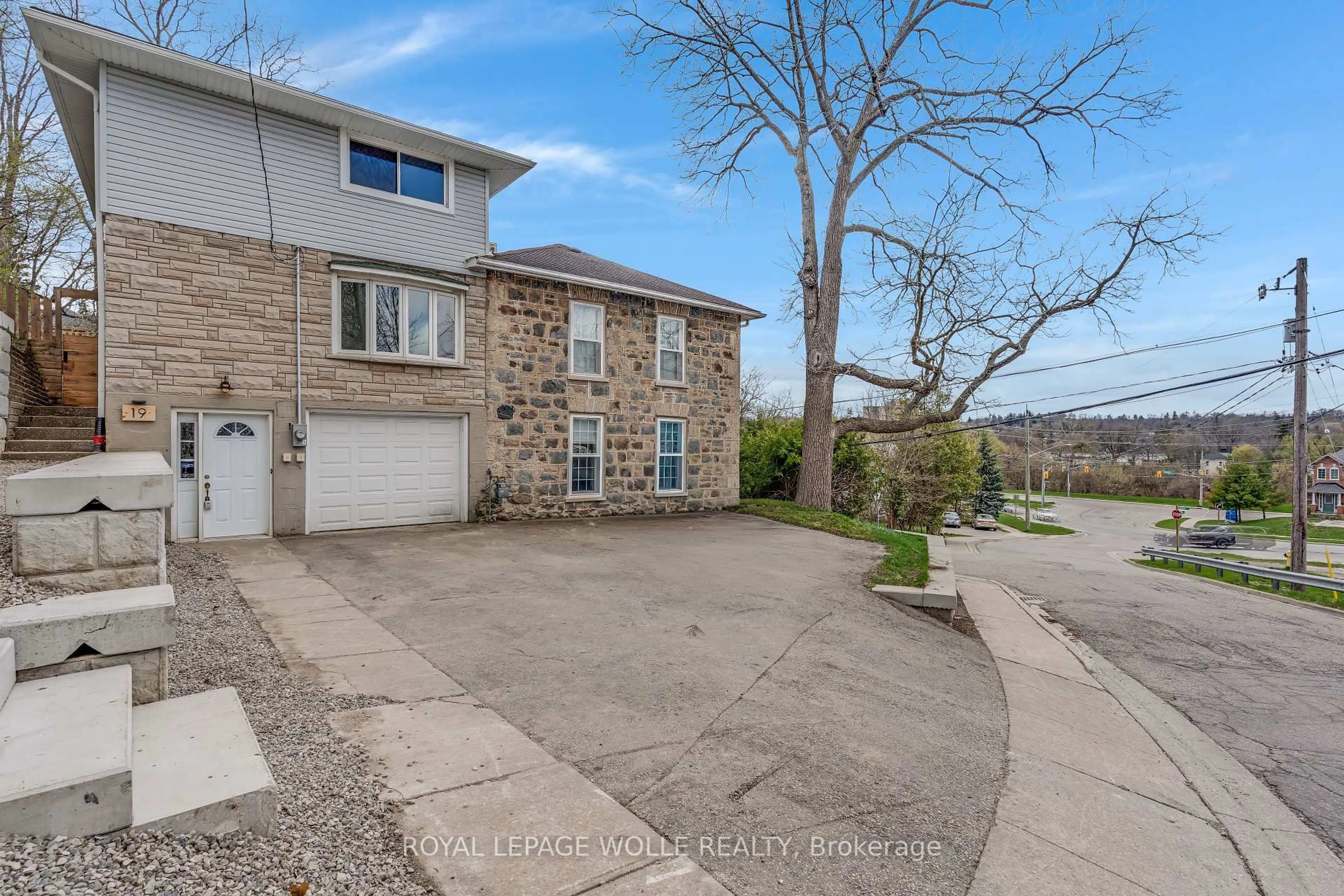 A pic from outside/outdoor area/front of a property/back of a property/a pic from drone, street for 19 Birch St, Cambridge Ontario N1R 2M2