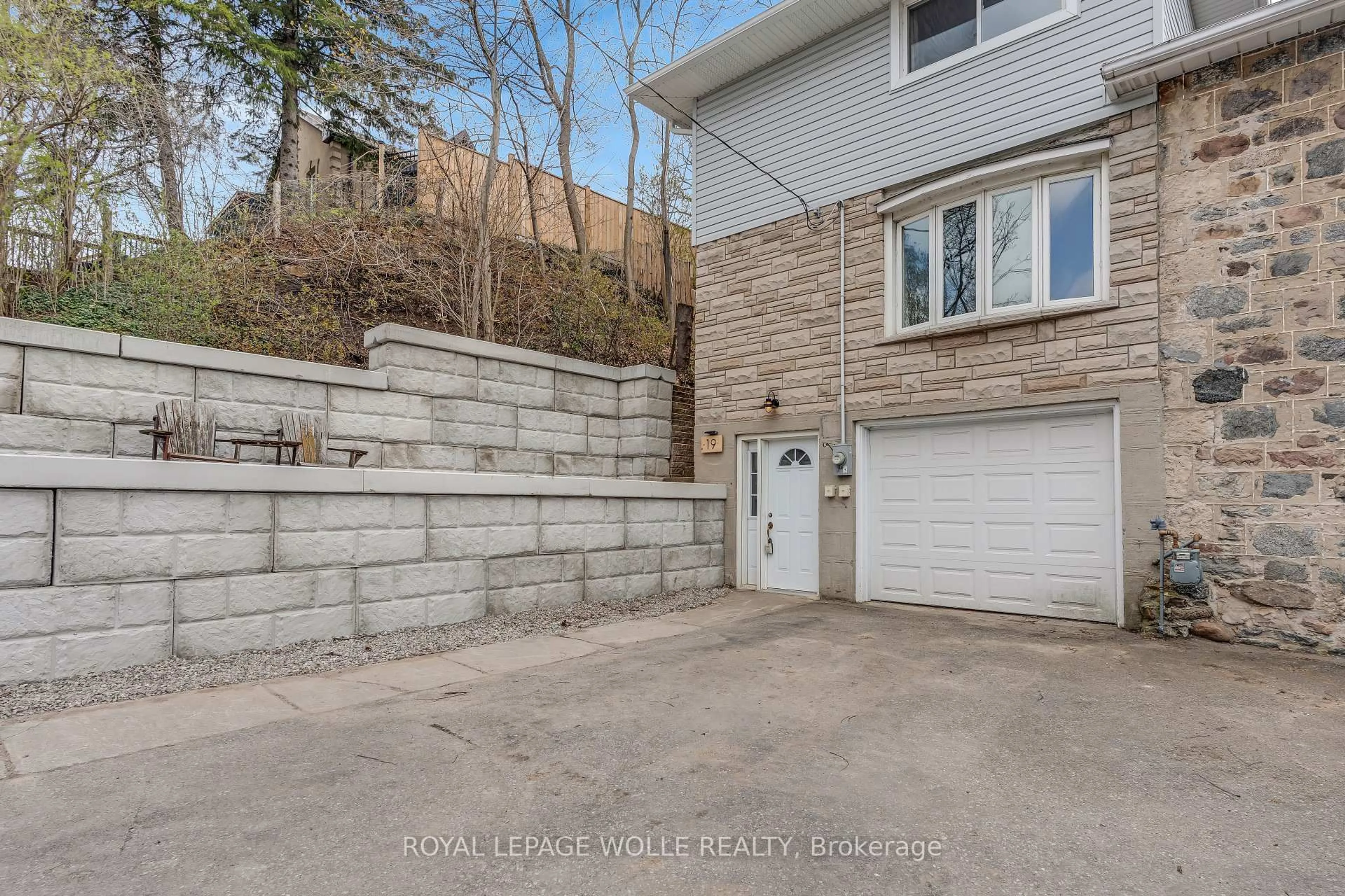 Unknown for 19 Birch St, Cambridge Ontario N1R 2M2