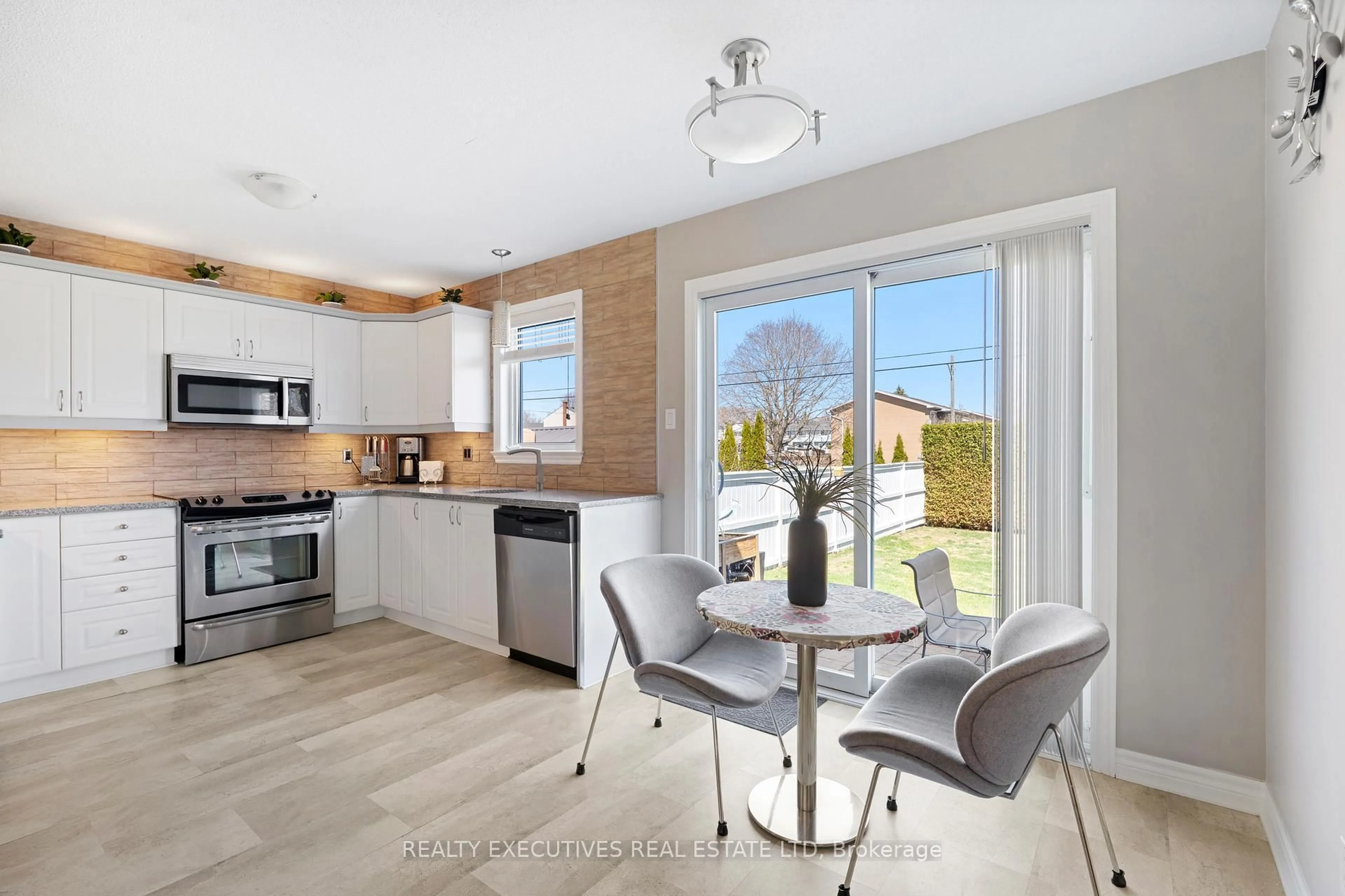 Open concept kitchen, unknown for 5520 Bridlewood Crt, South Dundas Ontario K0E 1K0