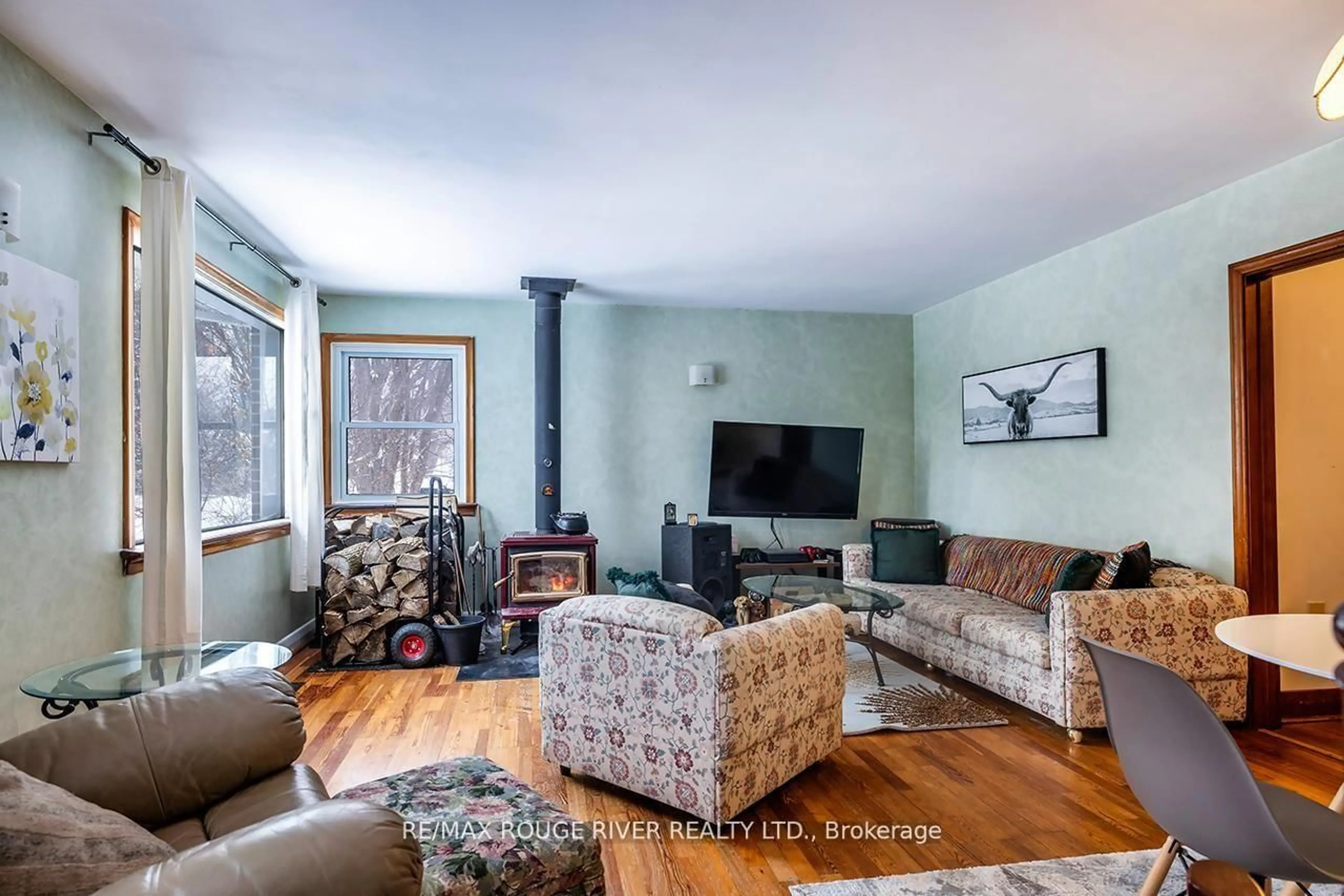 Living room with furniture, wood/laminate floor for 3989 Mcintosh Rd, Hamilton Township Ontario K9A 4J9