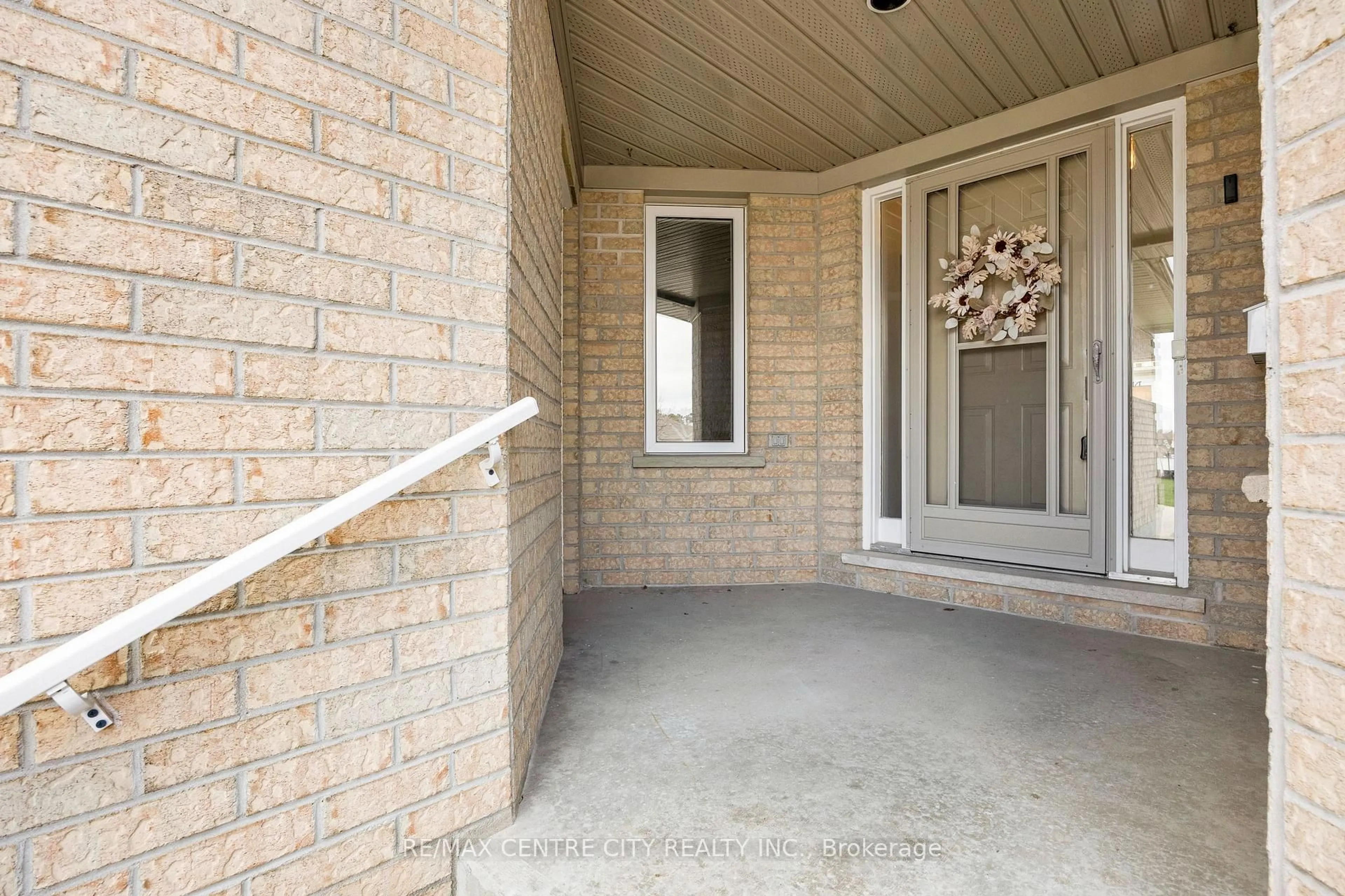 Indoor entryway for 861 Shelborne St #21, London South Ontario N5Z 5C5