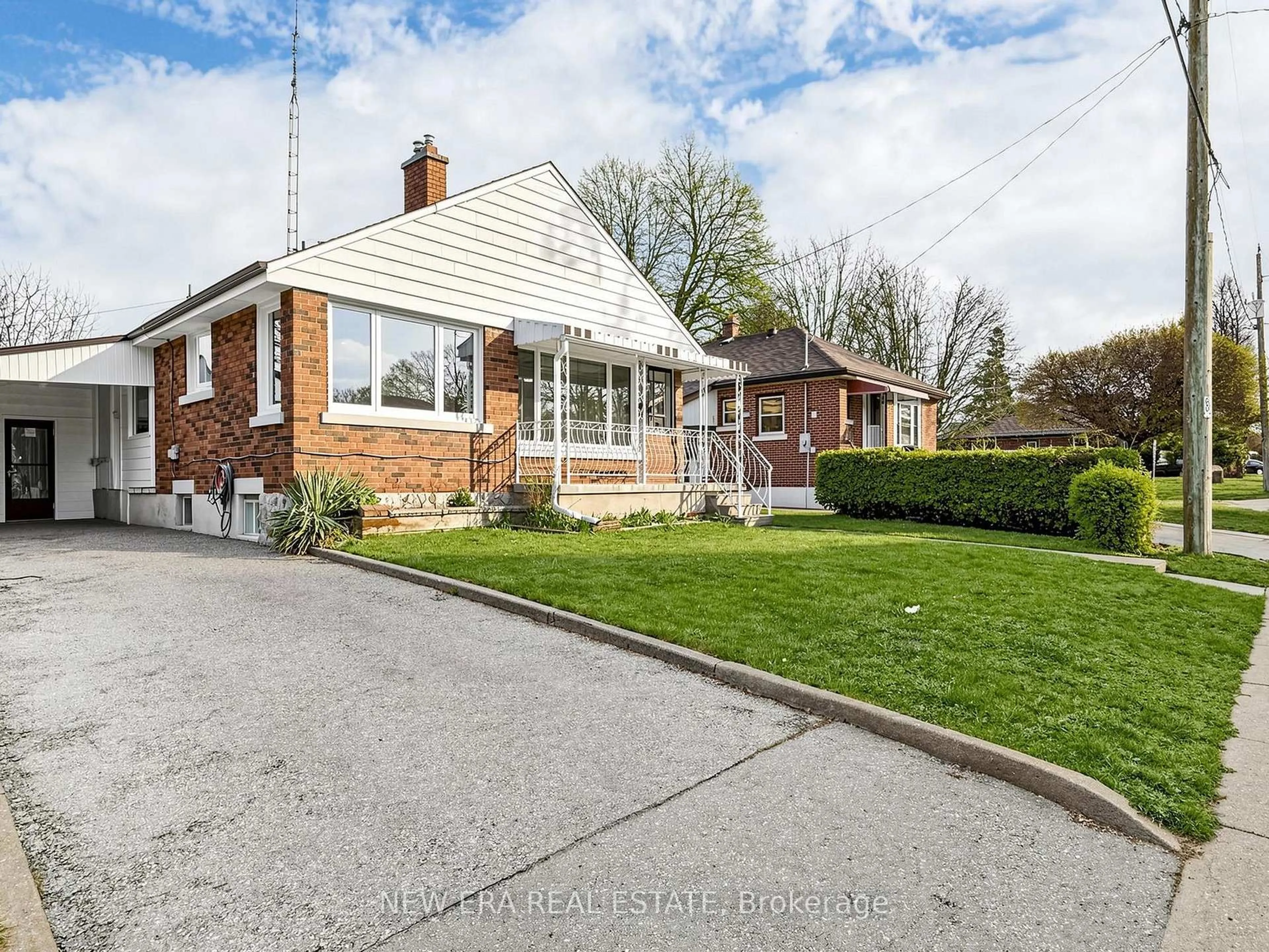 A pic from outside/outdoor area/front of a property/back of a property/a pic from drone, street for 48 Christopher Dr, Cambridge Ontario N1R 4R6