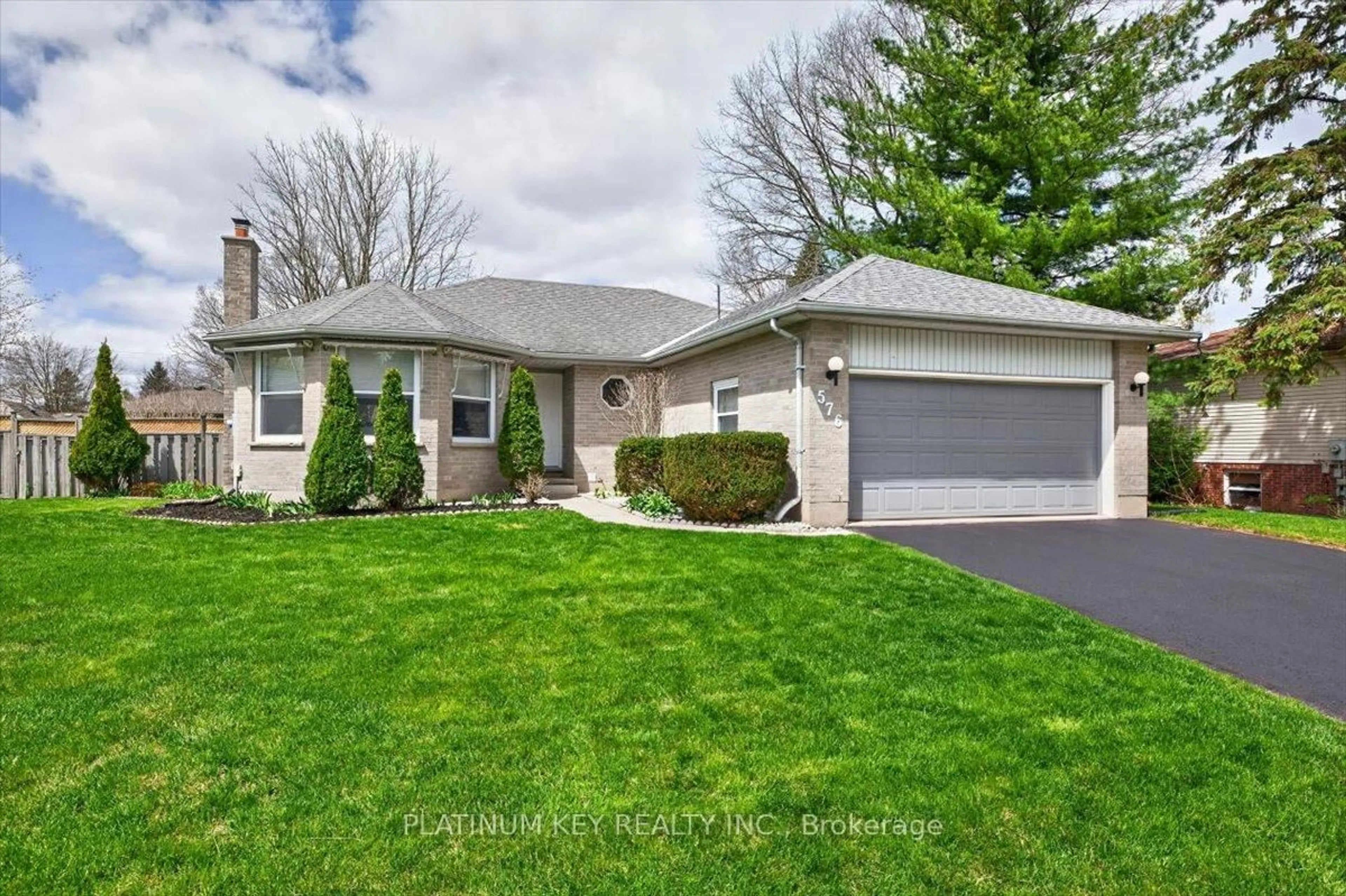 Home with vinyl exterior material, street for 576 Helen St, Strathroy-Caradoc Ontario N0L 1W0