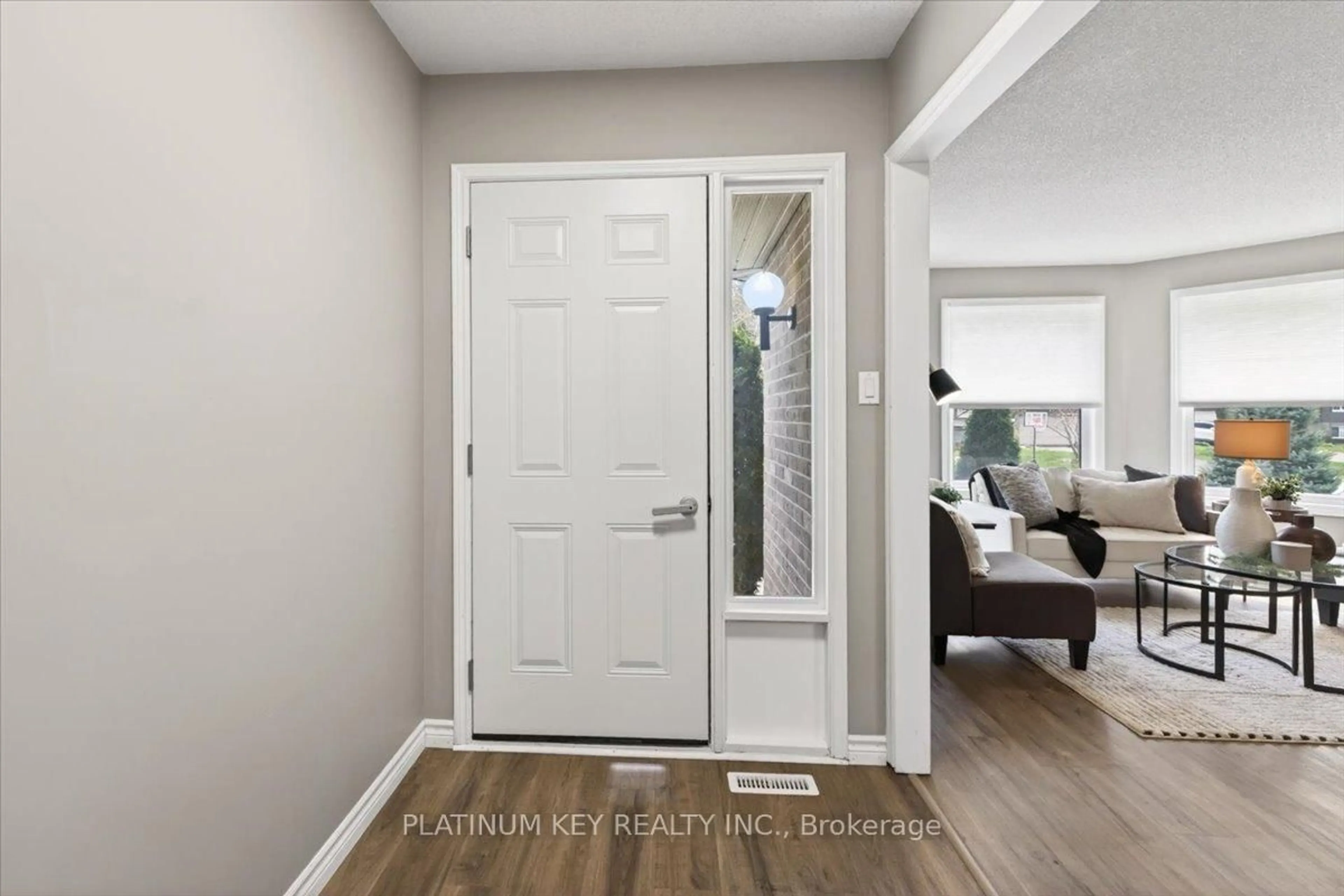Indoor entryway for 576 Helen St, Strathroy-Caradoc Ontario N0L 1W0