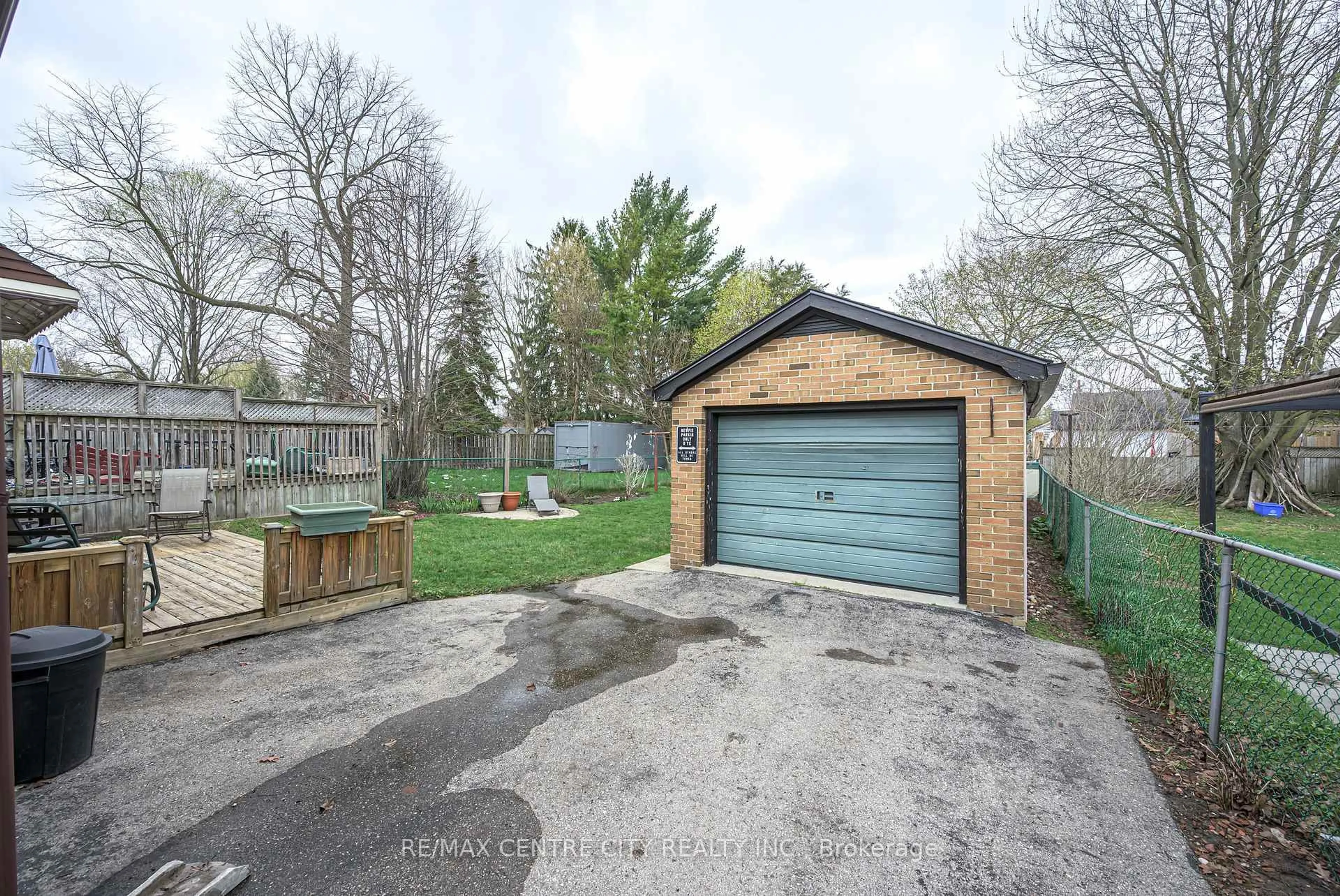 A pic from outside/outdoor area/front of a property/back of a property/a pic from drone, street for 140 Harley St, London East Ontario N5Y 2C2