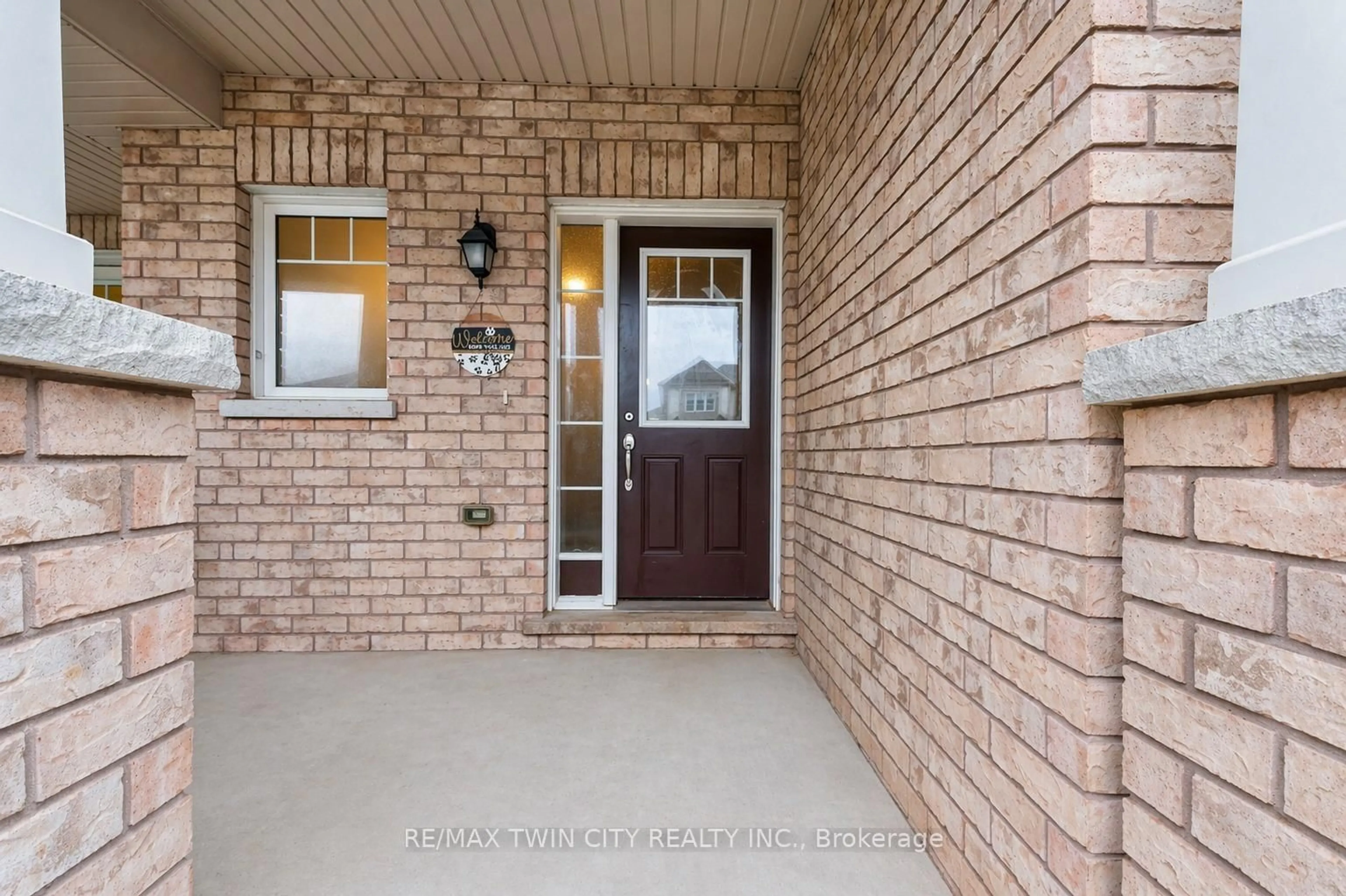 Indoor entryway for 21 POSTMASTER Dr, Kitchener Ontario N2R 0J2
