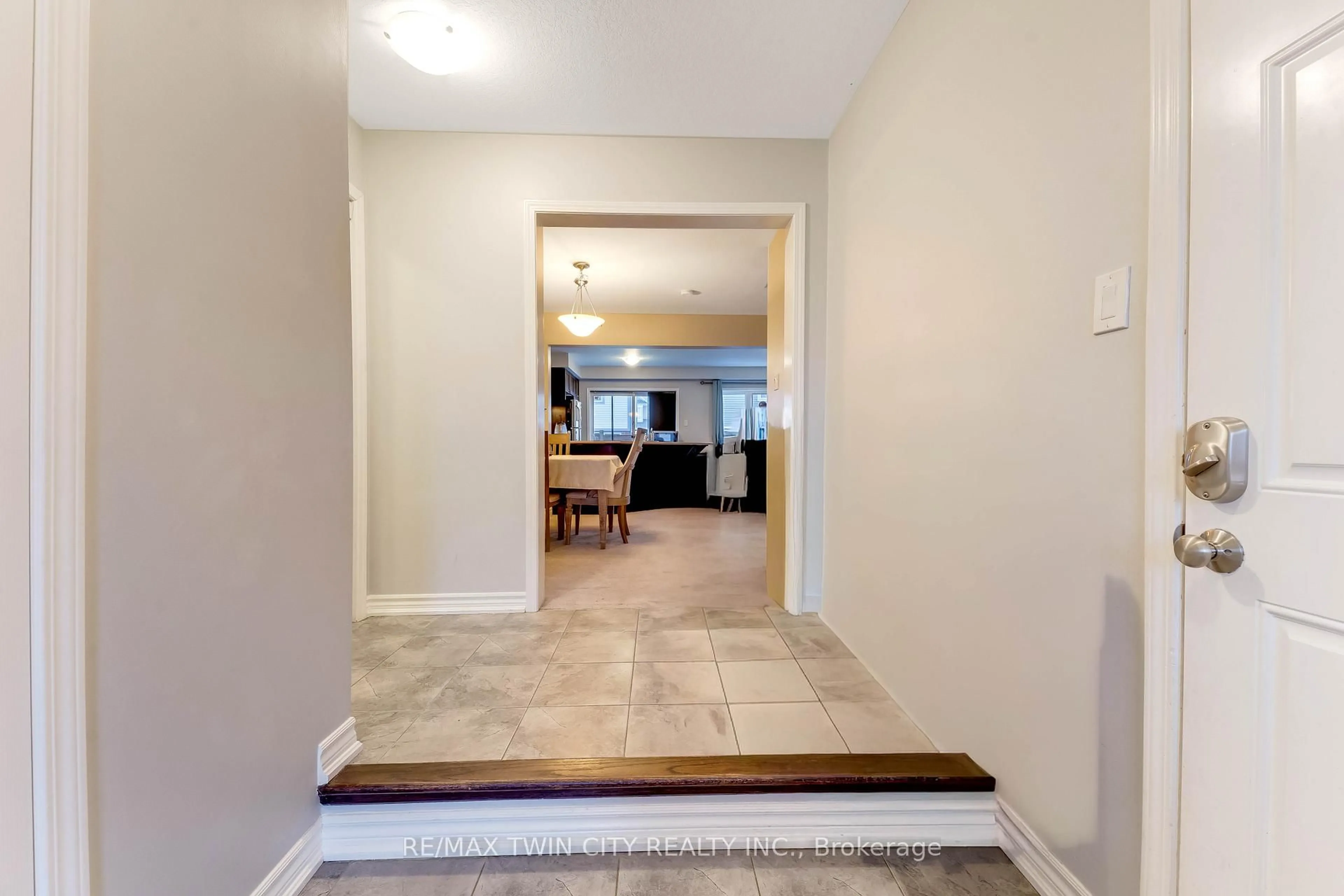Indoor entryway for 21 POSTMASTER Dr, Kitchener Ontario N2R 0J2