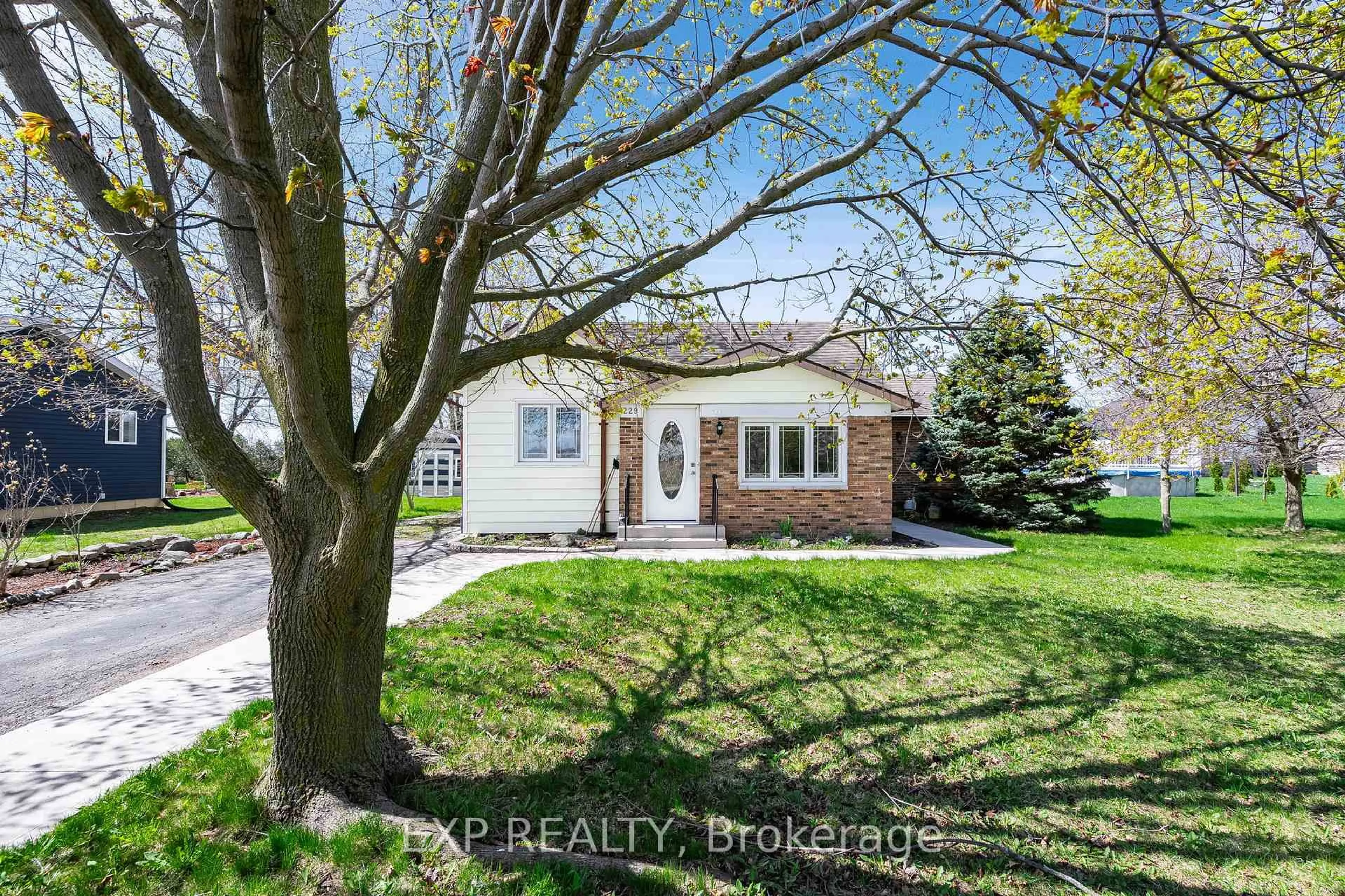 A pic from outside/outdoor area/front of a property/back of a property/a pic from drone, street for 229 Erie St. St, Chatham-Kent Ontario N0P 1W0