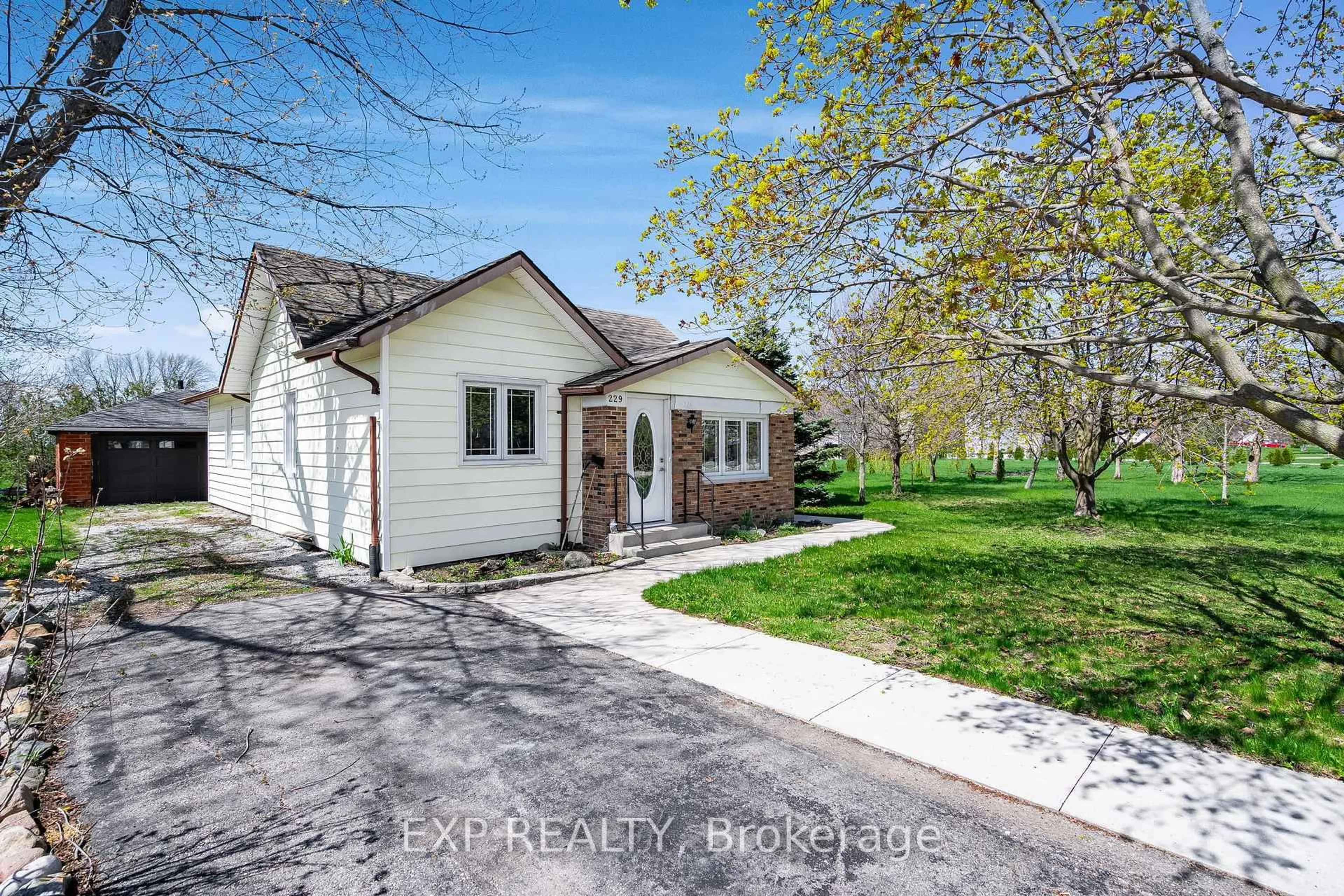 A pic from outside/outdoor area/front of a property/back of a property/a pic from drone, street for 229 Erie St. St, Chatham-Kent Ontario N0P 1W0