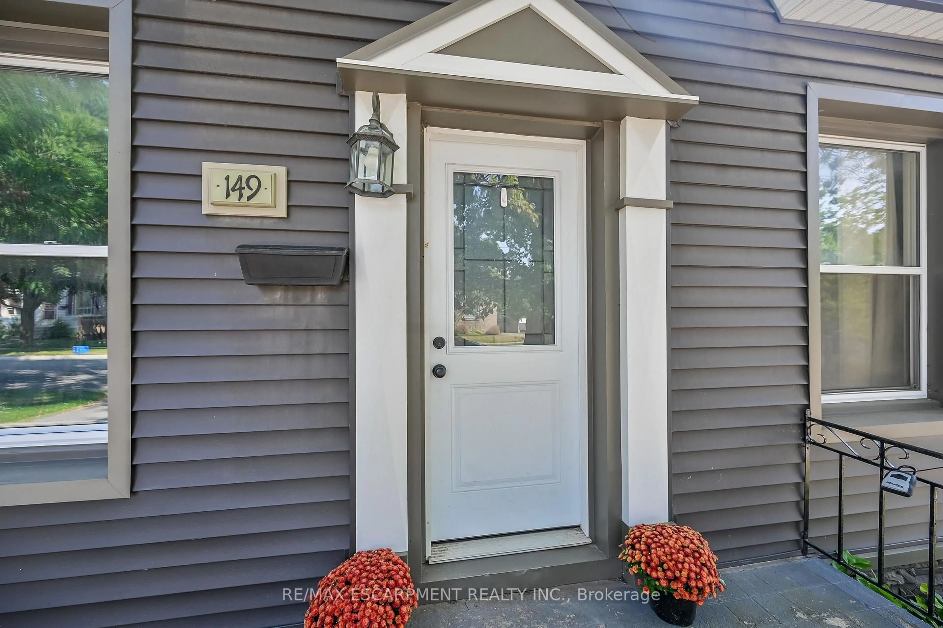 Indoor entryway for 149 Elgin St, Brantford Ontario N3S 5A4