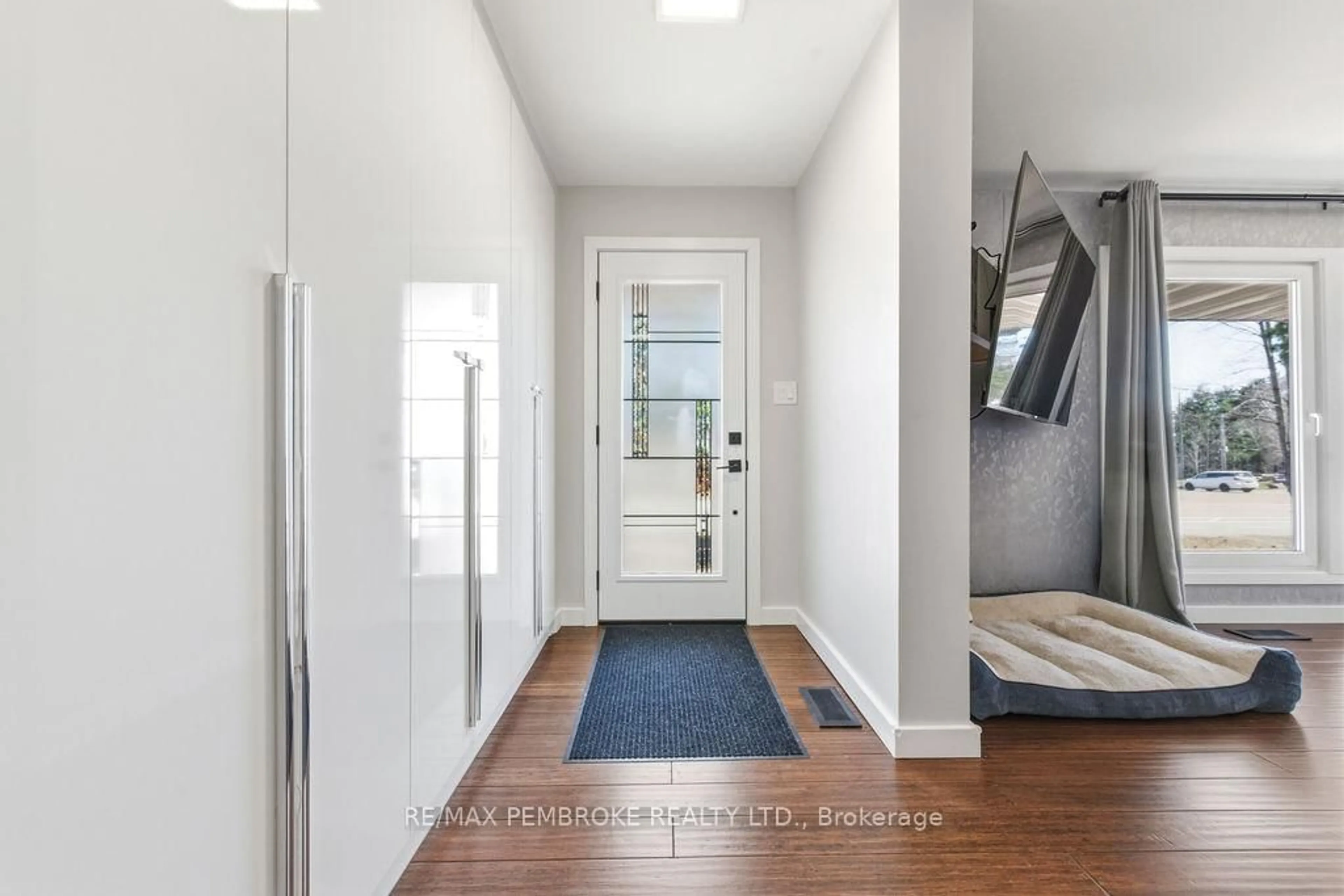 Indoor entryway for 551 Laurentian Dr, Petawawa Ontario K8H 2M5