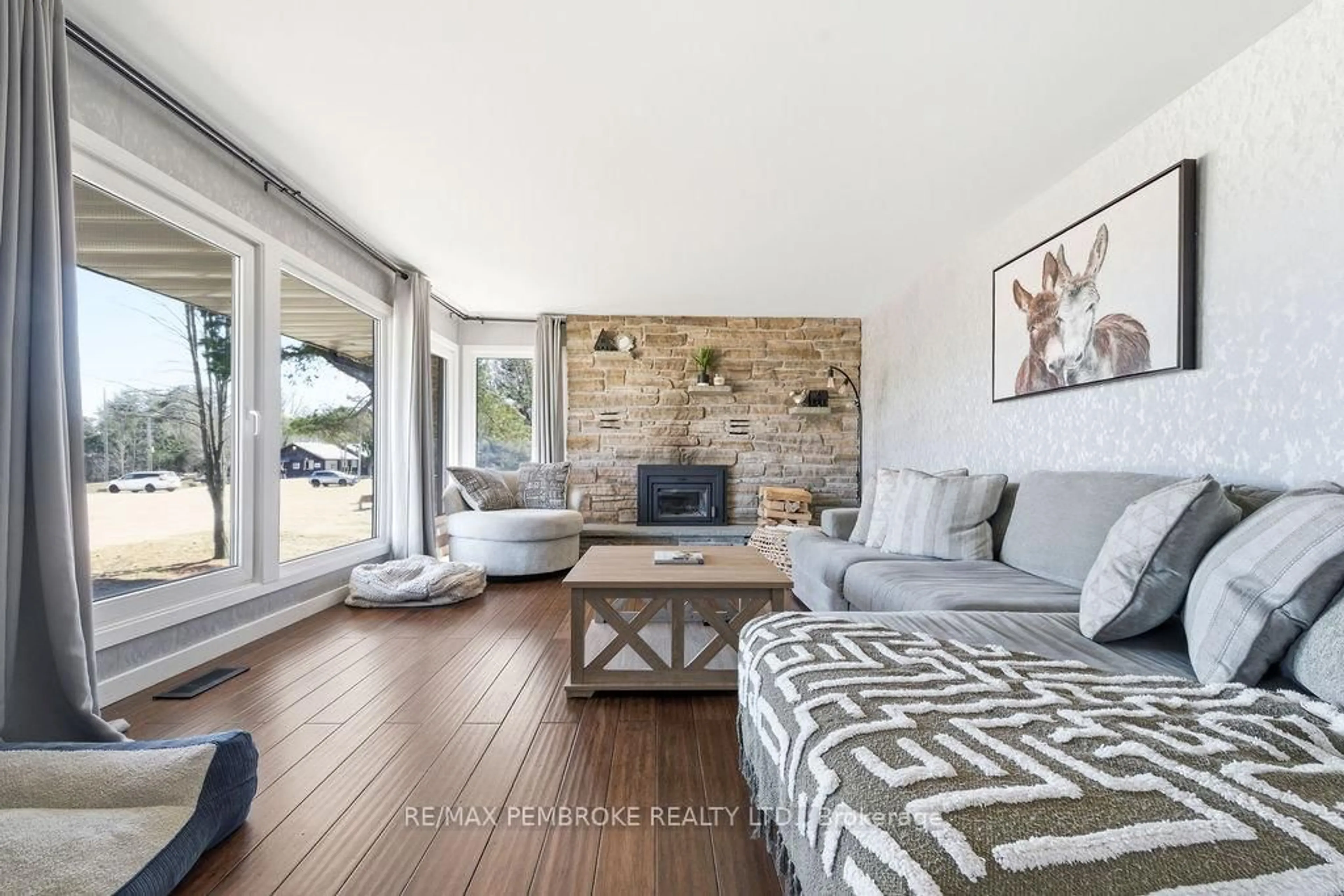 Living room with furniture, unknown for 551 Laurentian Dr, Petawawa Ontario K8H 2M5