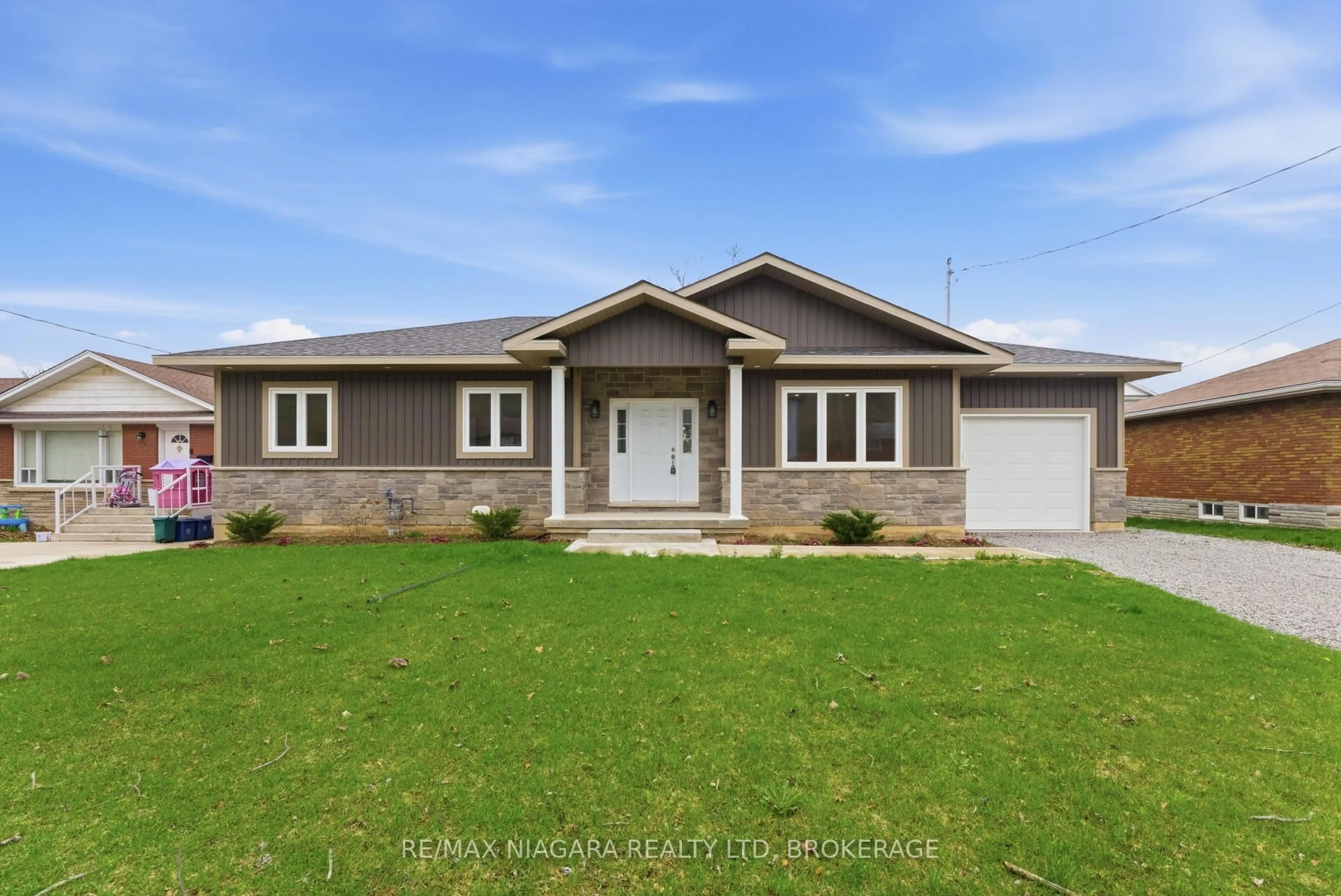 Home with vinyl exterior material, street for 17 GLENBARR Rd, St. Catharines Ontario L2T 1Y2