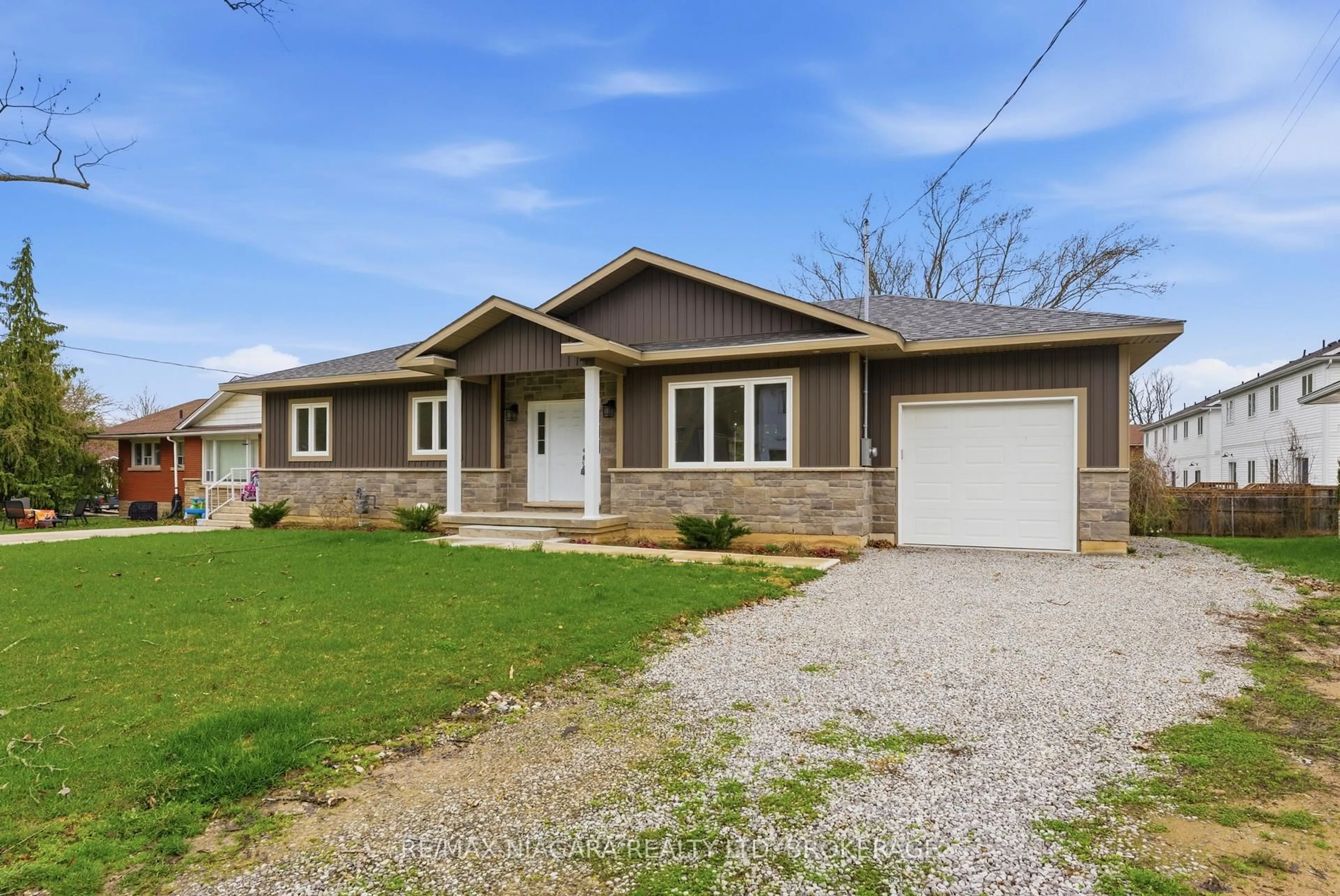 Home with vinyl exterior material, street for 17 GLENBARR Rd, St. Catharines Ontario L2T 1Y2