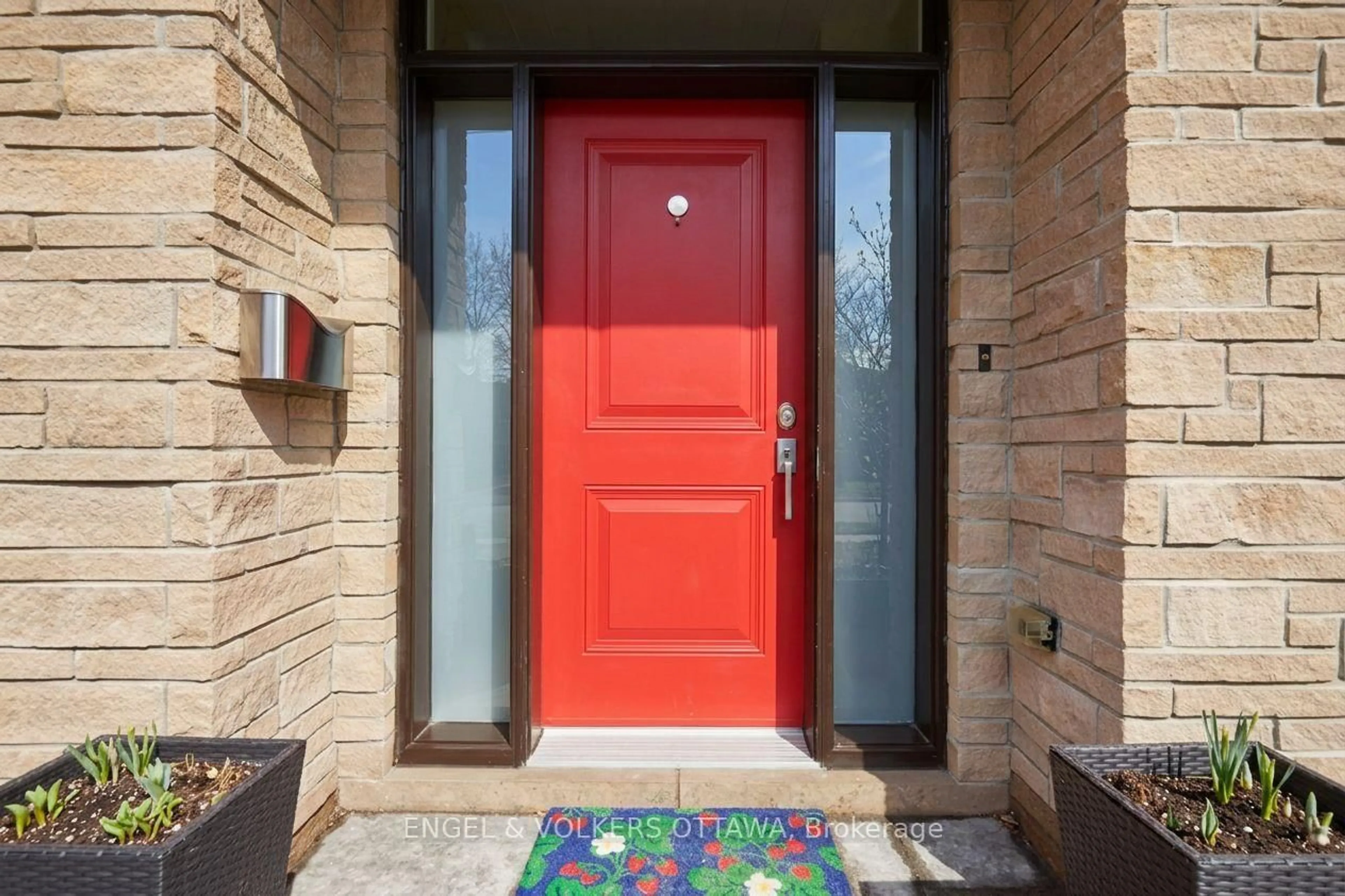 Indoor entryway for 340 Byron Ave, Ottawa Ontario K1Z 5V4