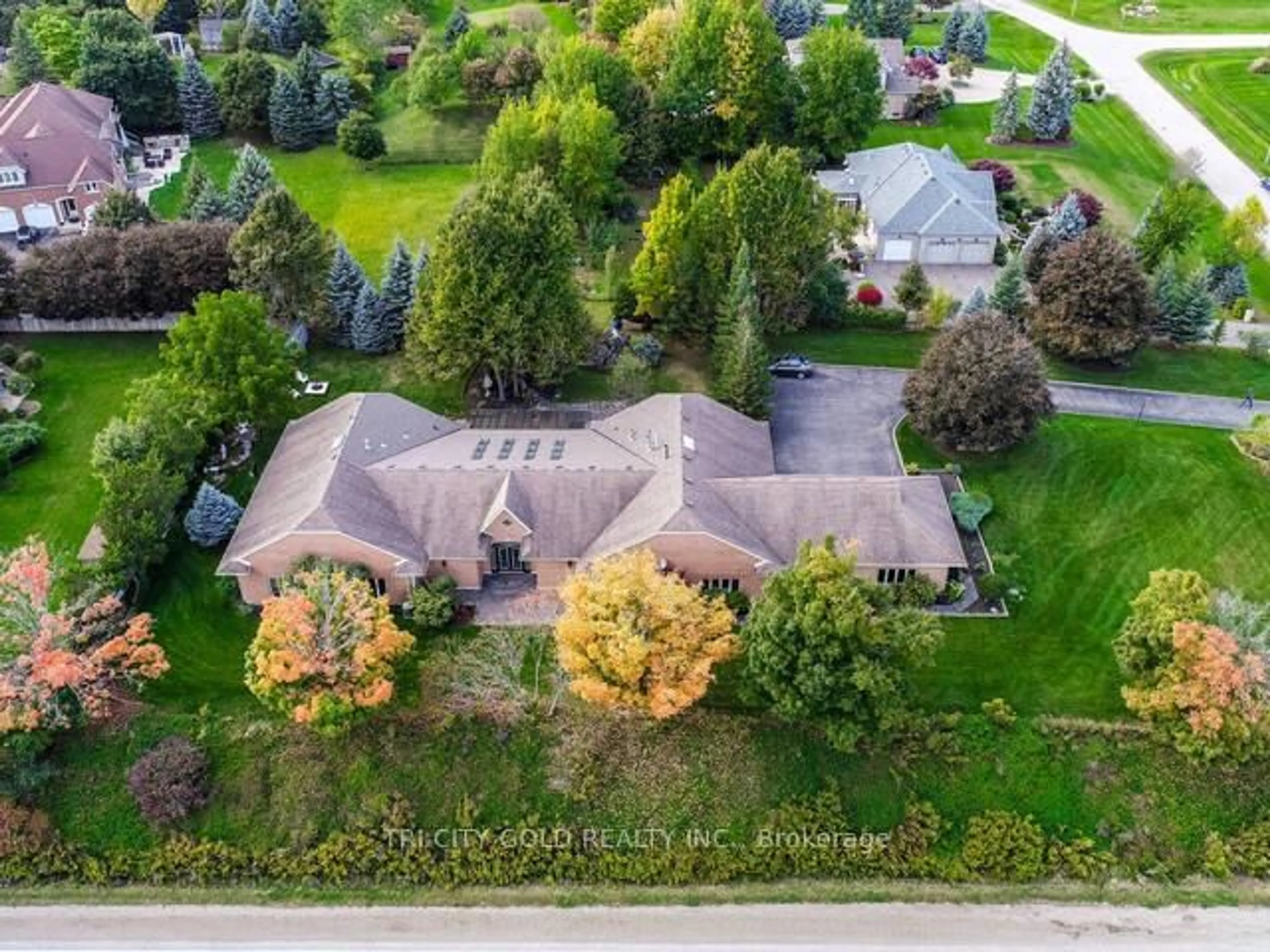 A pic from outside/outdoor area/front of a property/back of a property/a pic from drone, street for 16 OCHS Dr, Puslinch Ontario N0B 2C0