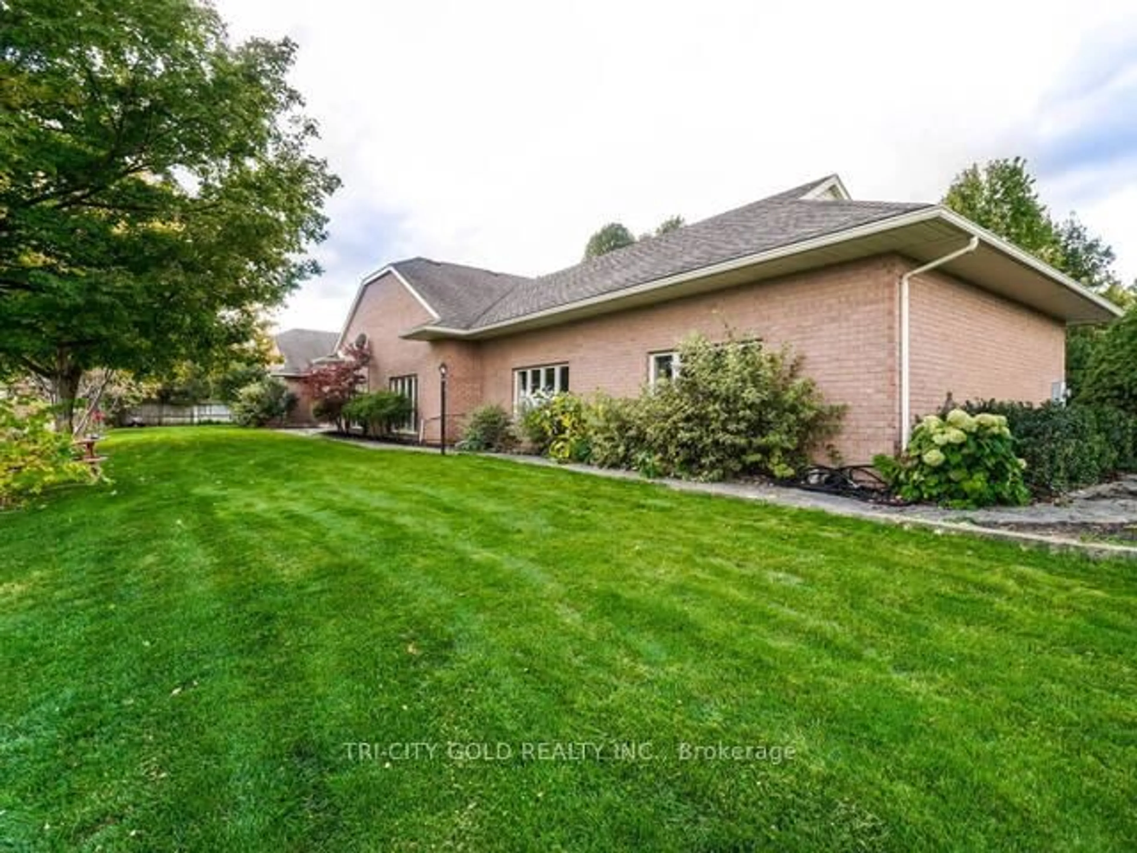 A pic from outside/outdoor area/front of a property/back of a property/a pic from drone, unknown for 16 OCHS Dr, Puslinch Ontario N0B 2C0