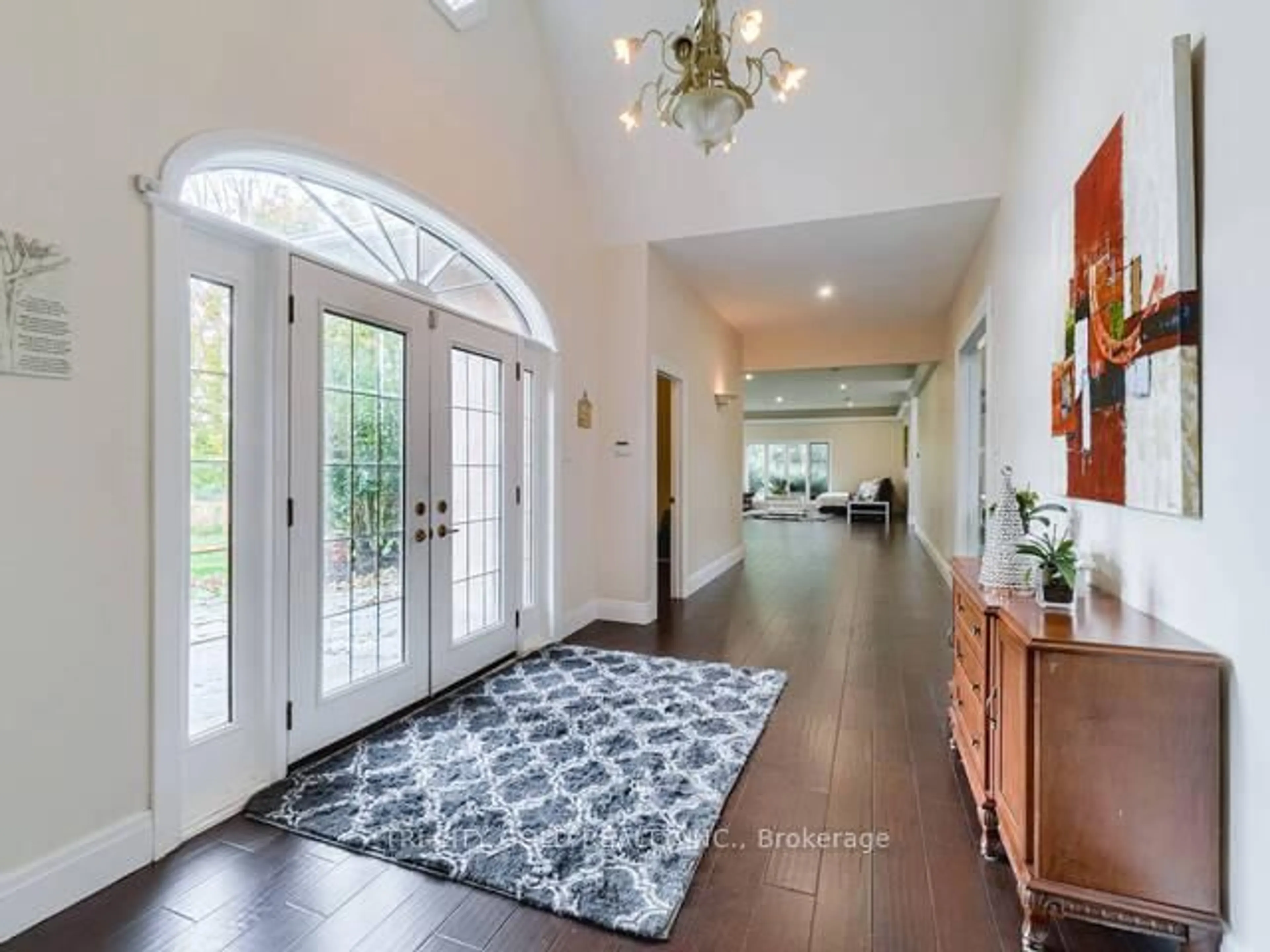 Indoor entryway for 16 OCHS Dr, Puslinch Ontario N0B 2C0