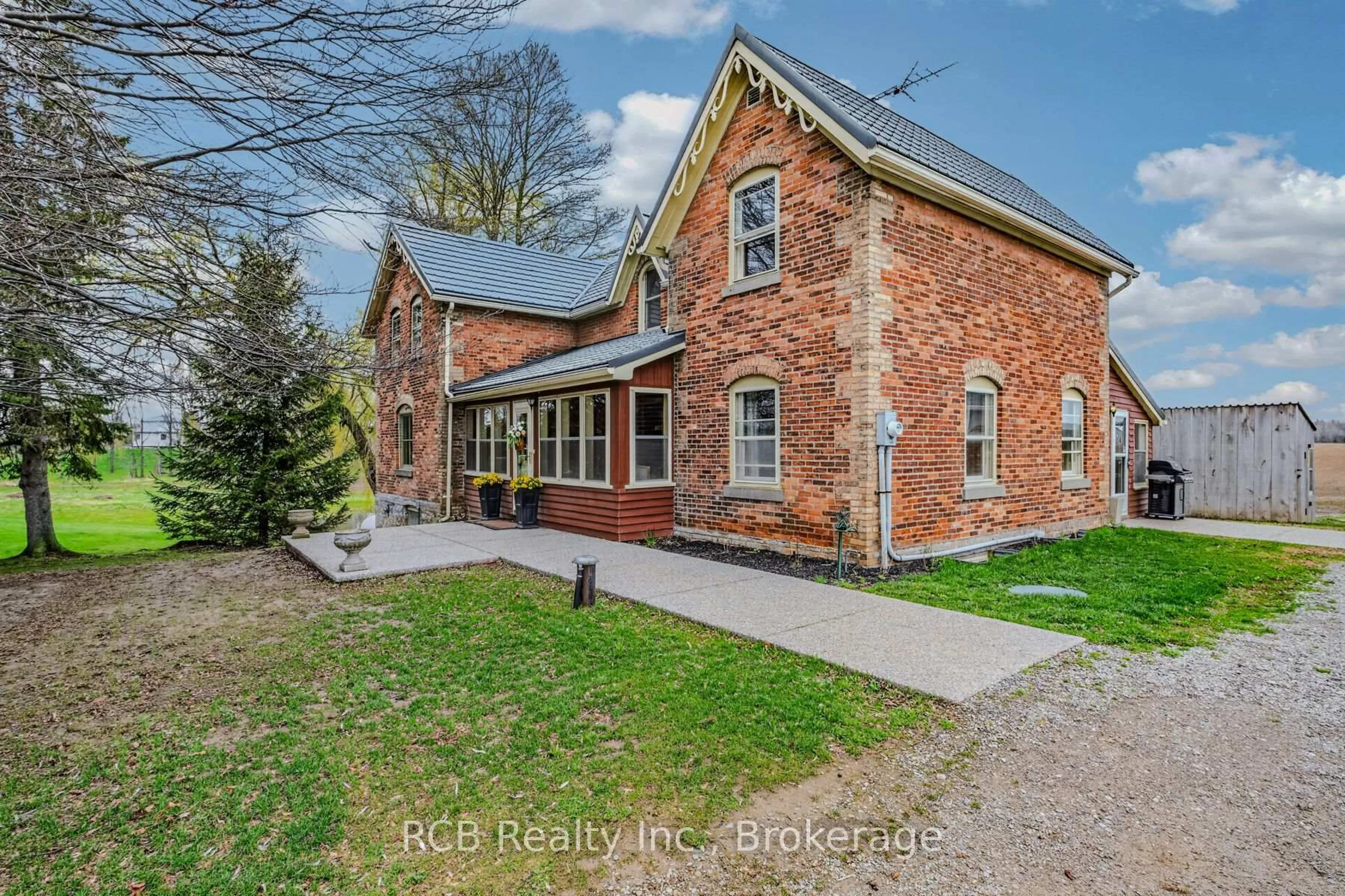 A pic from outside/outdoor area/front of a property/back of a property/a pic from drone, building for 3531 Governors Rd, Hamilton Ontario L0R 1T0